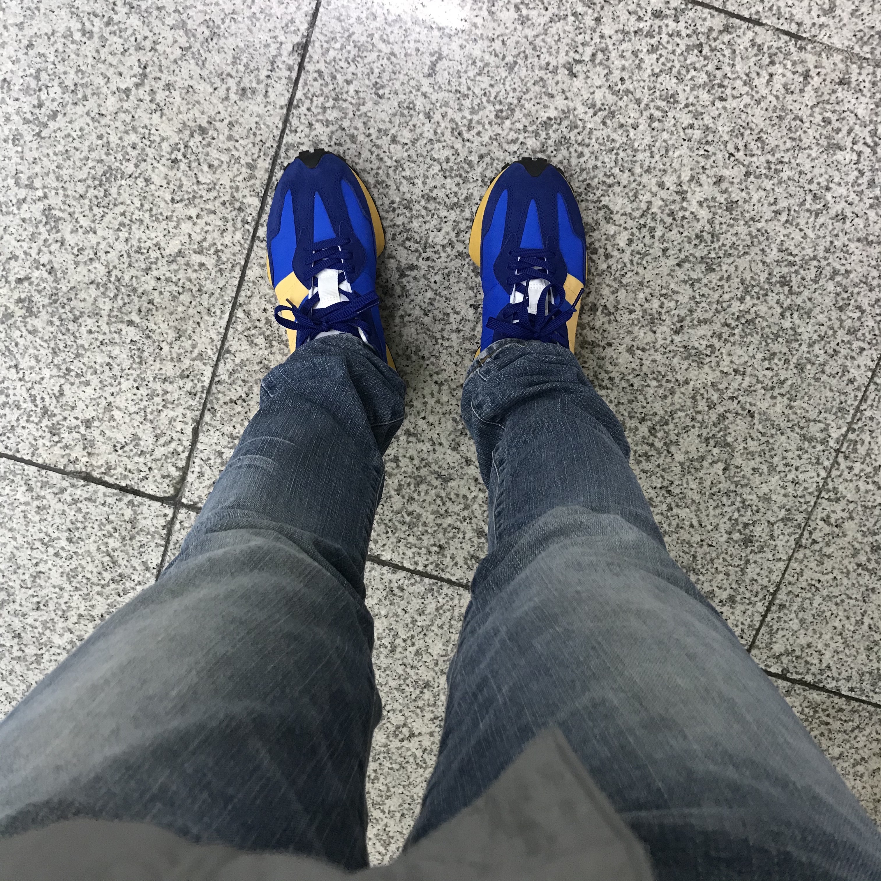 New Balance 327 Blue 착용 스타일