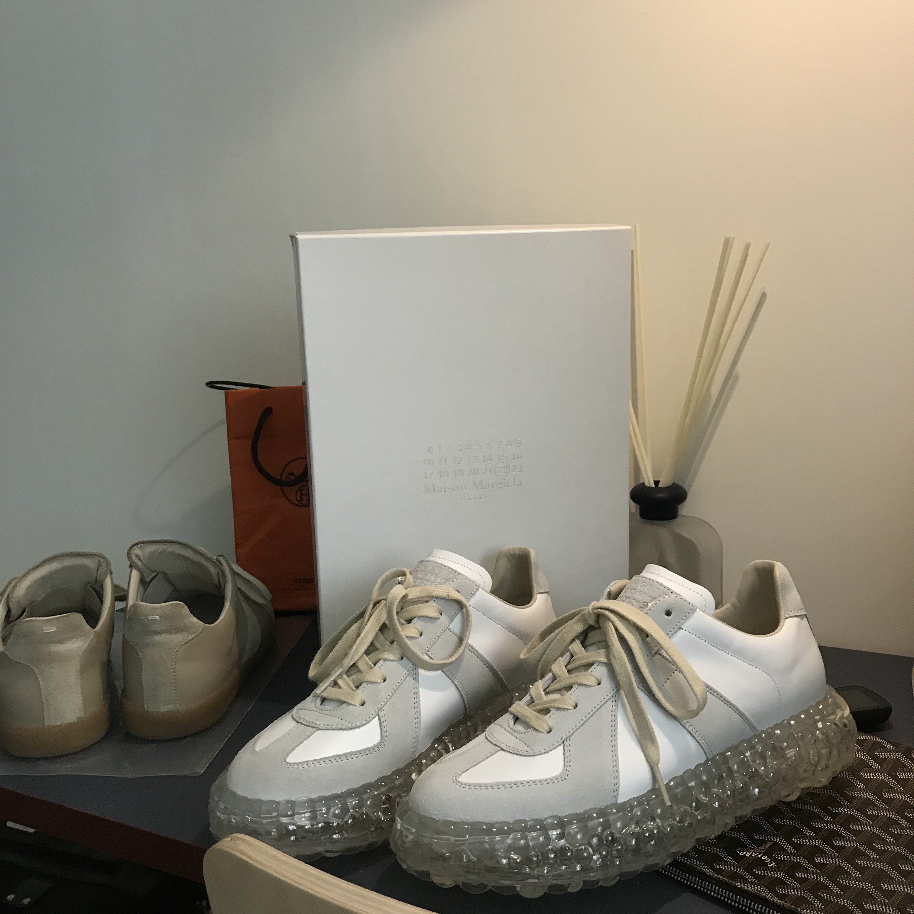 Maison Margiela Calfskin Replica Sneakers Khaki, Maison Margiela Replica Caviar Sneakers White 착용 스타일