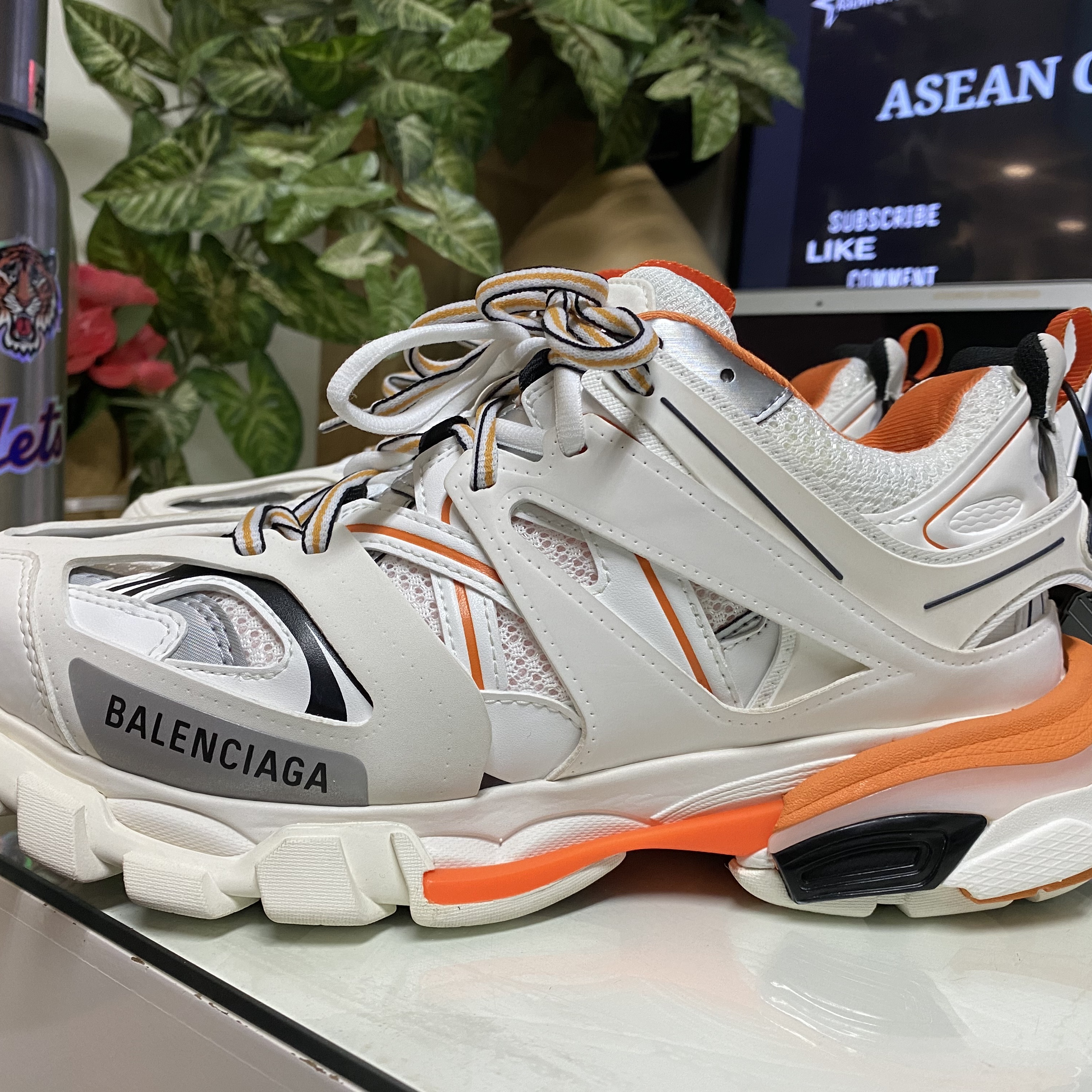 Balenciaga Track Sneakers White Orange 2019 착용 스타일 - 2