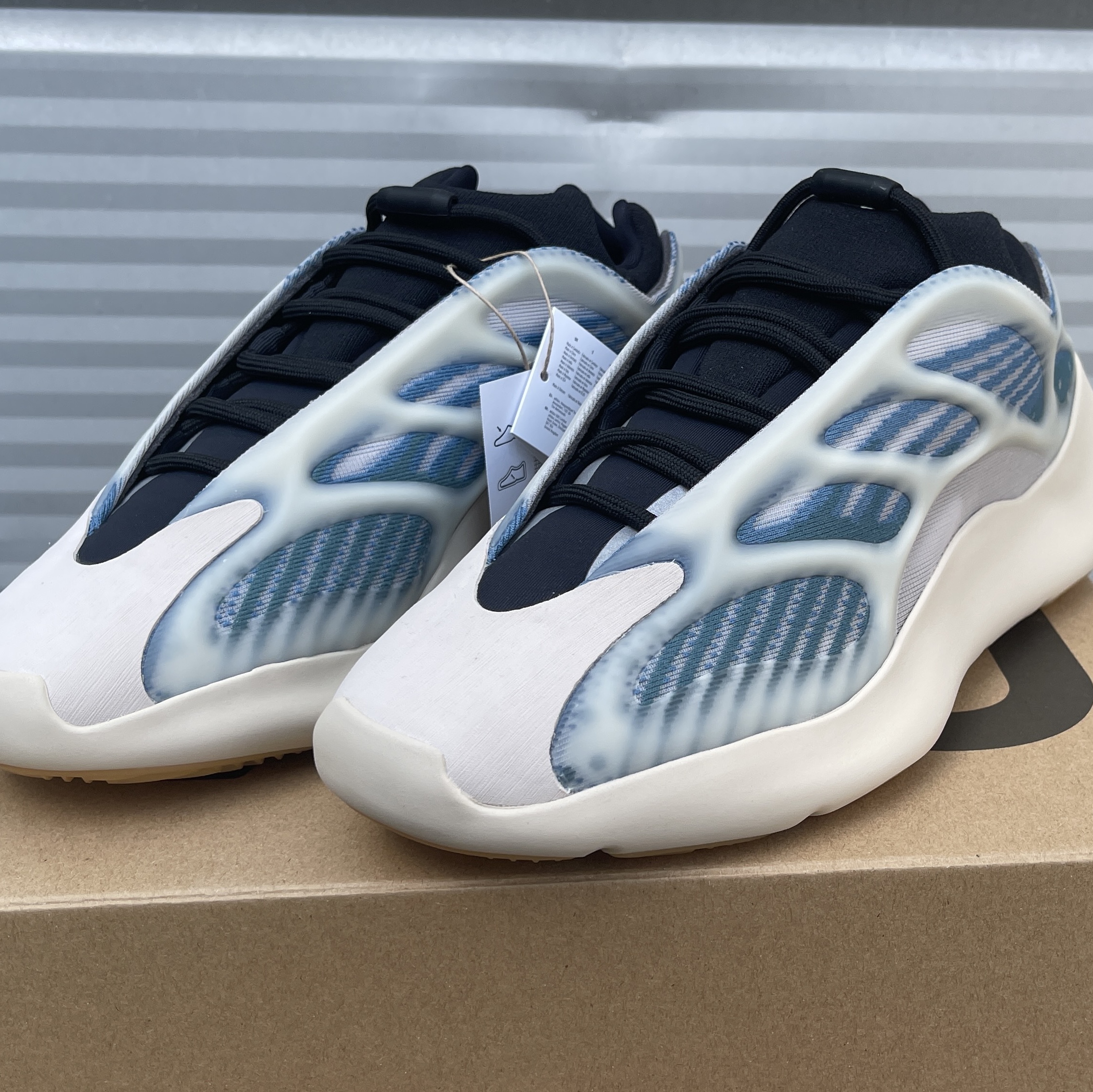 Adidas Yeezy 700 V3 Kyanite 착용 스타일 - 1