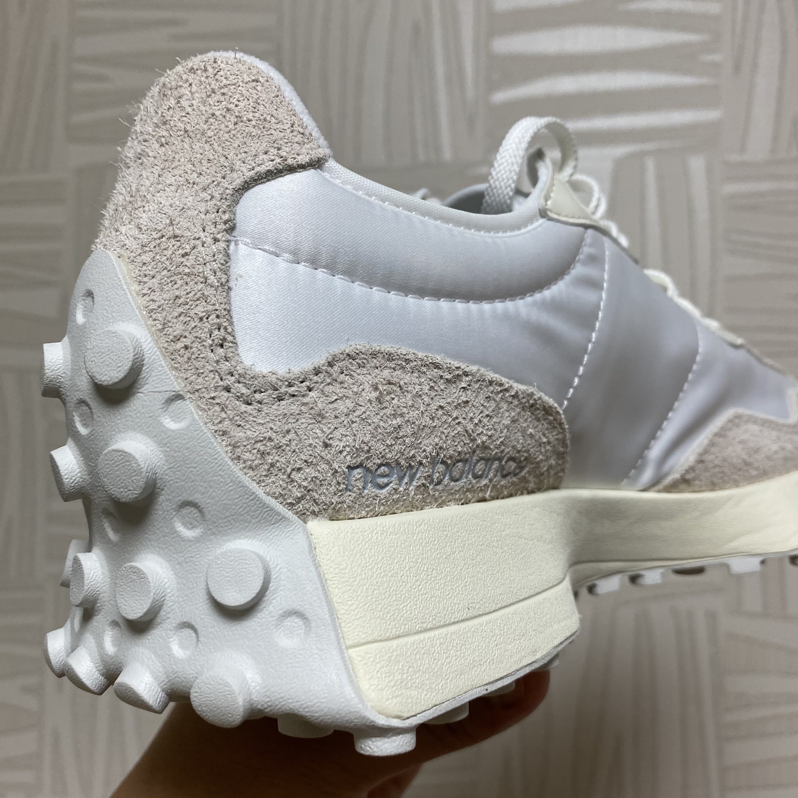 (W) New Balance 327 White Moonbeam 착용 스타일 - 3
