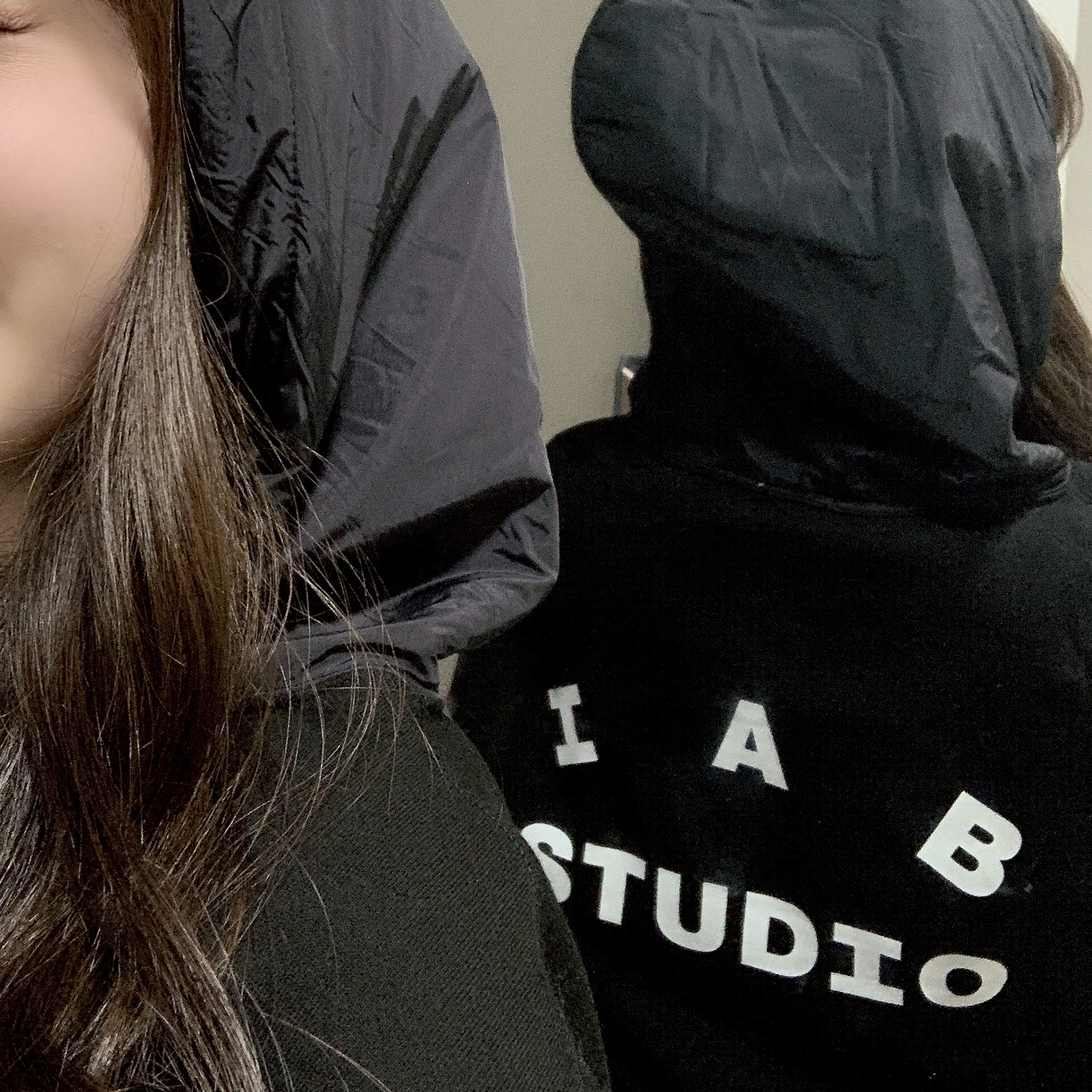 IAB Studio Woven Hoodie Black 착용 스타일 - 1