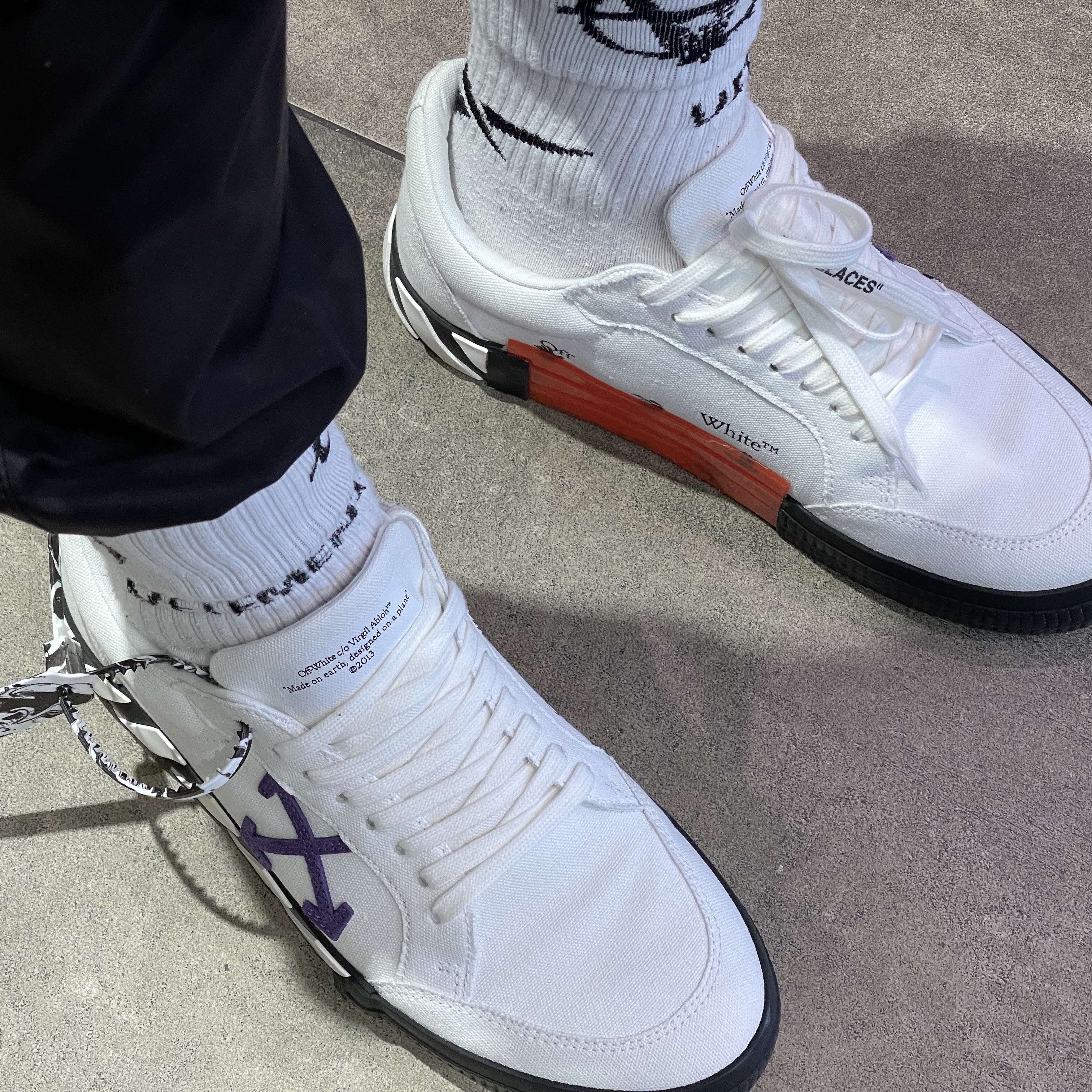 (W) Off-White Arrow Low Vulcanized Sneakers White 착용 스타일 - 2