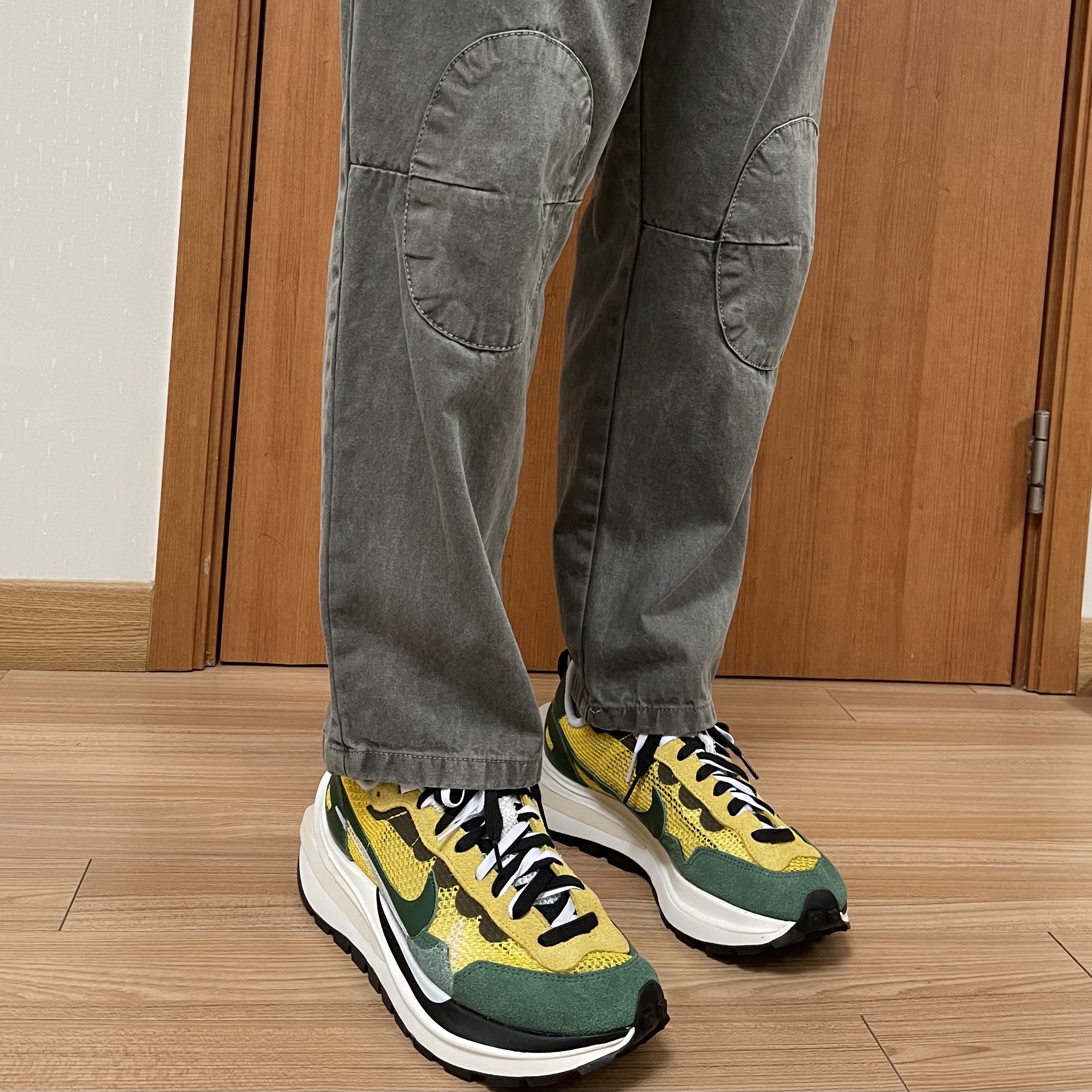 Nike x Sacai VaporWaffle Tour Yellow & Gorge Green Sail 착용 스타일 - 2