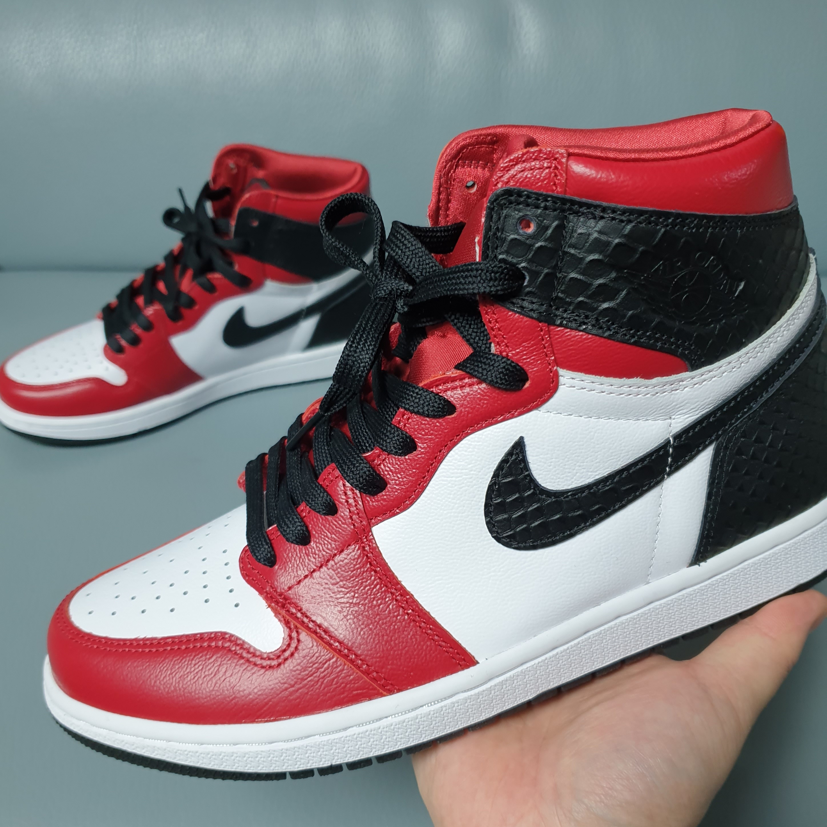 (W) Jordan 1 Retro High Satin Red, (TD) Sky Jordan 1 White Black University Red 착용 스타일 - 2