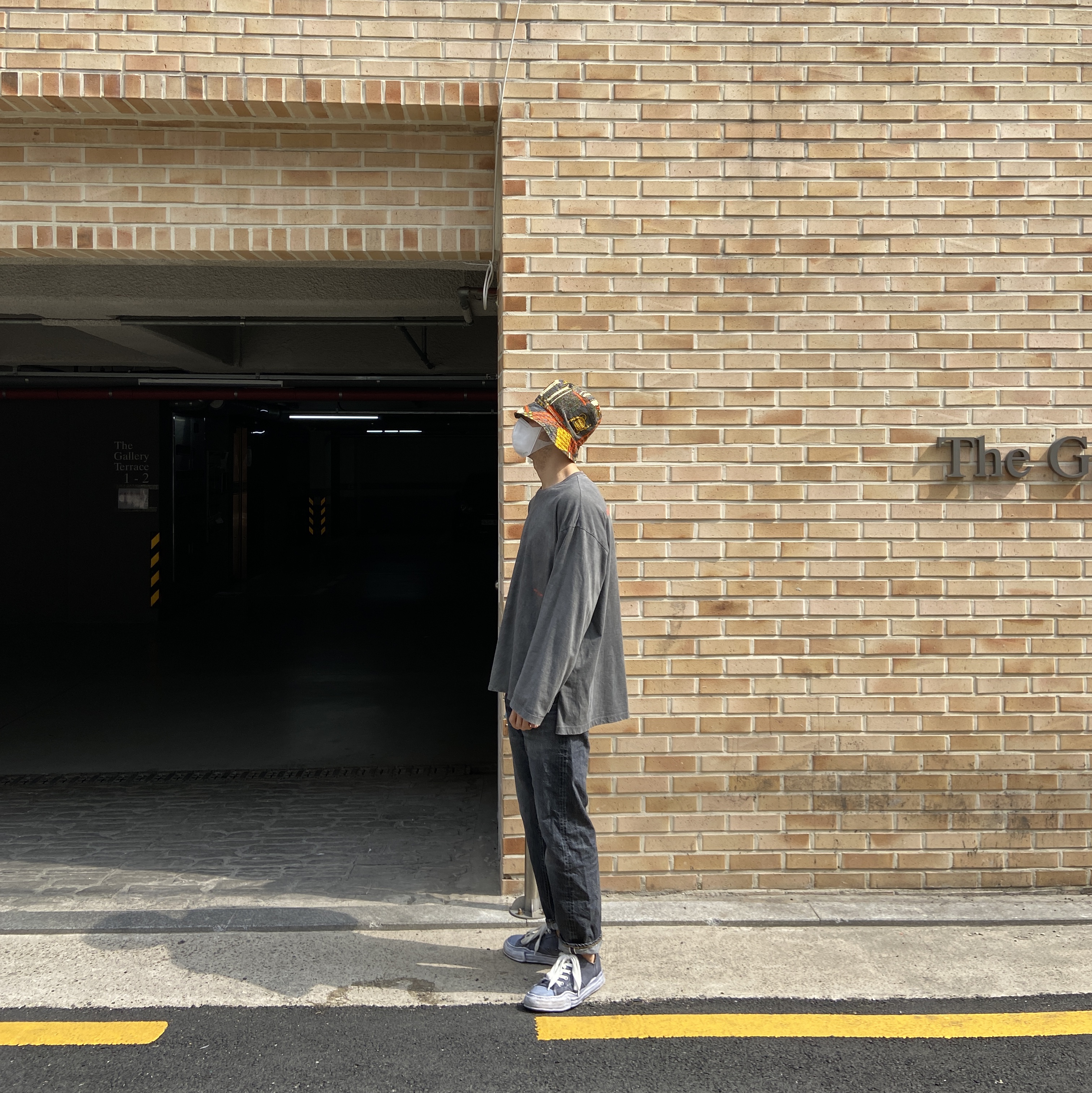 Maison Mihara Yasuhiro OG Sole Over Dyed Leather x Canvas Lowcut Sneakers Black 착용 스타일 - 3