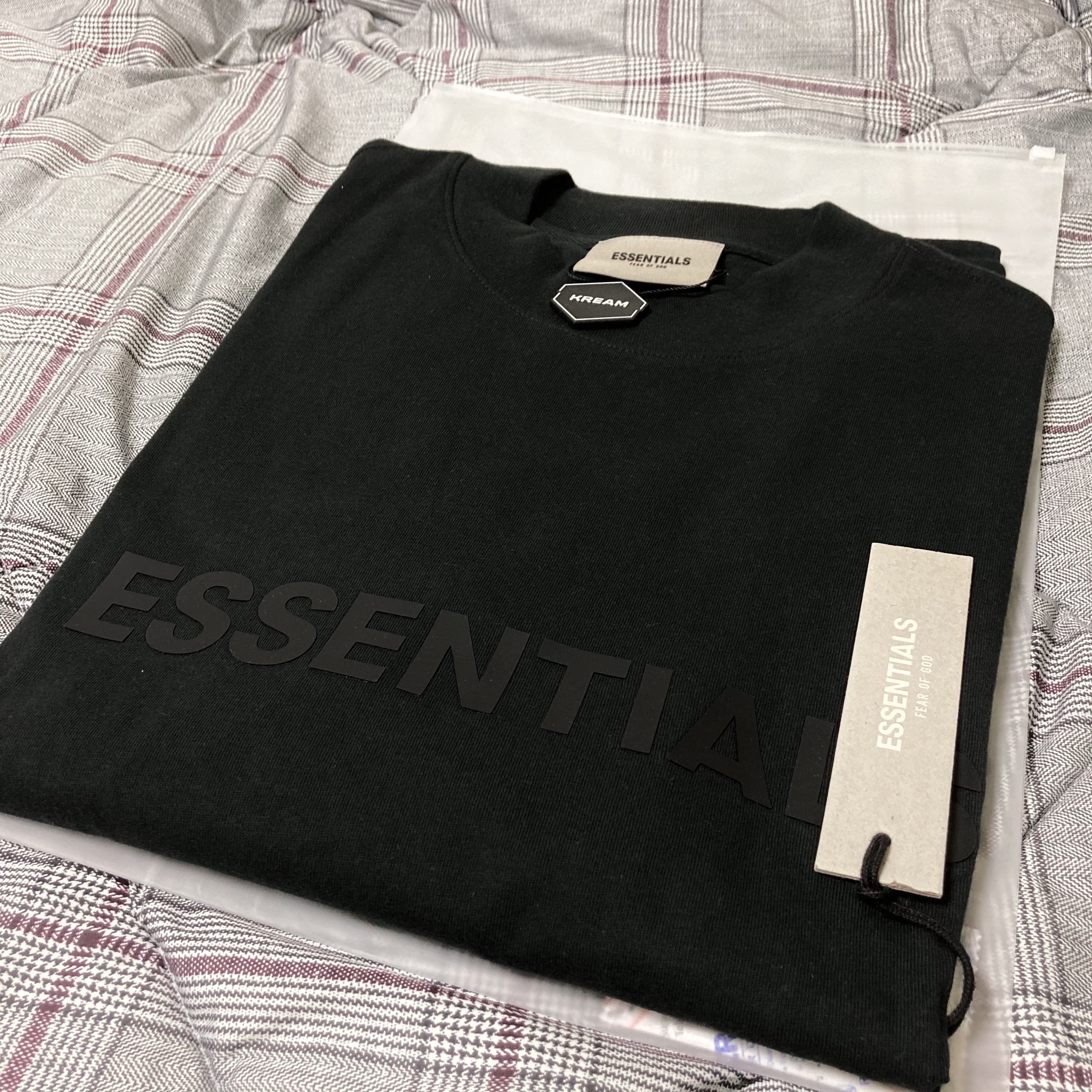 Essentials 3D Silicon Applique Boxy Long Sleeve T-Shirt Dark Slate/Black 2020 착용 스타일