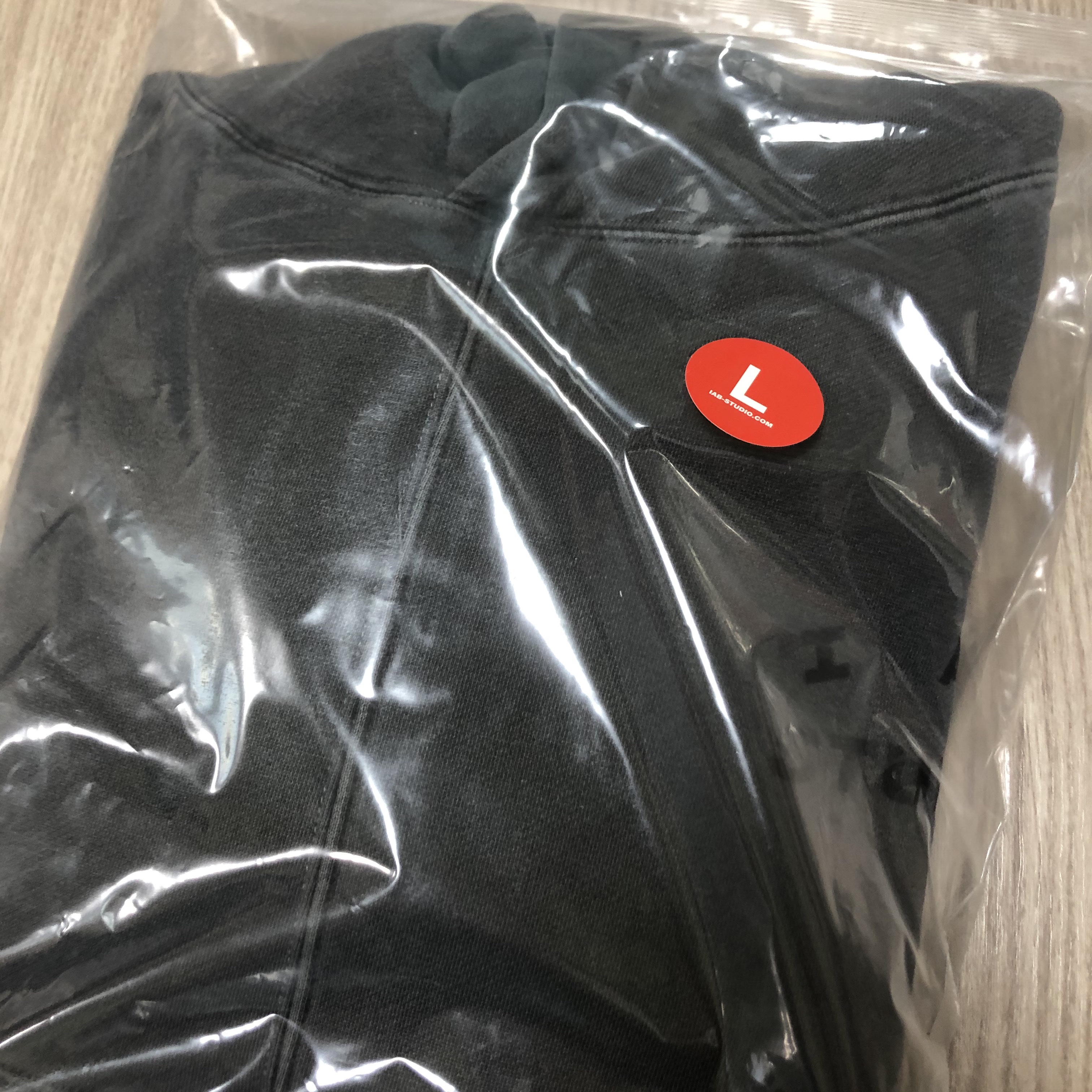 IAB Studio Blocked Pigment Hoodie Black 착용 스타일 - 2