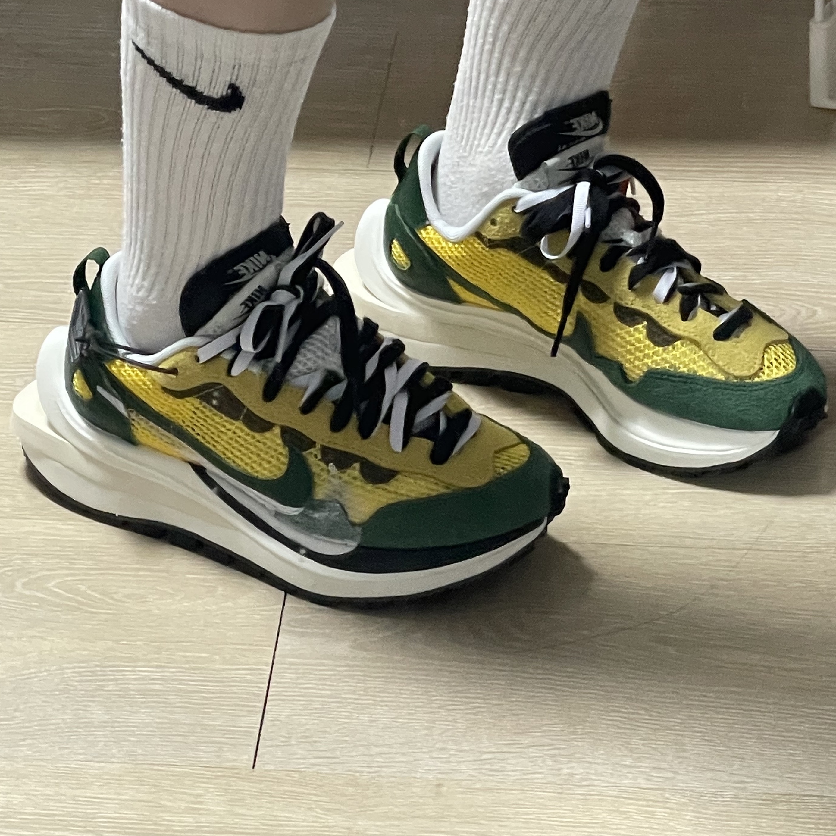 Nike x Sacai VaporWaffle Black White, Nike x Sacai VaporWaffle Tour Yellow & Gorge Green Sail 착용 스타일 - 2