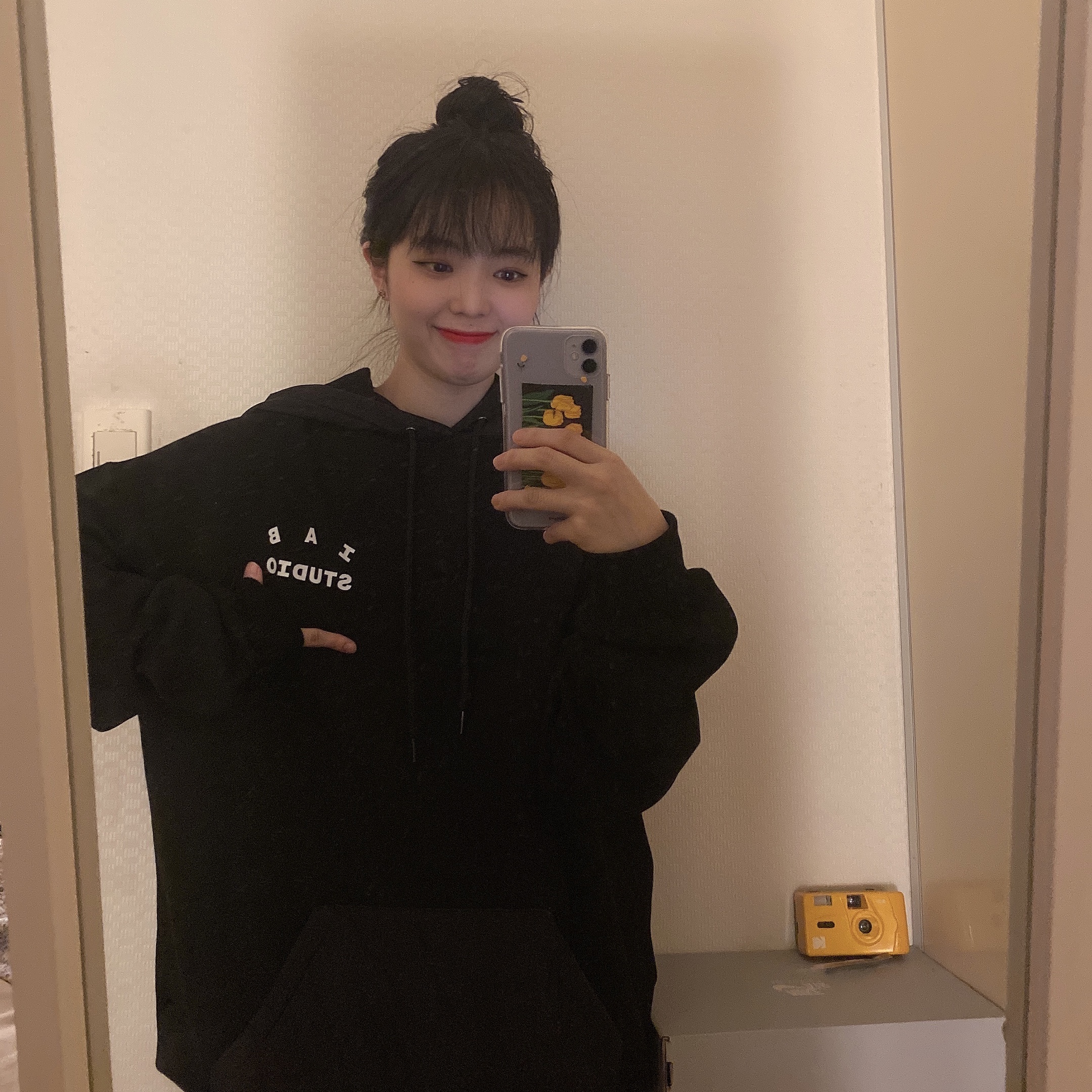 IAB Studio Woven Hoodie Black 착용 스타일