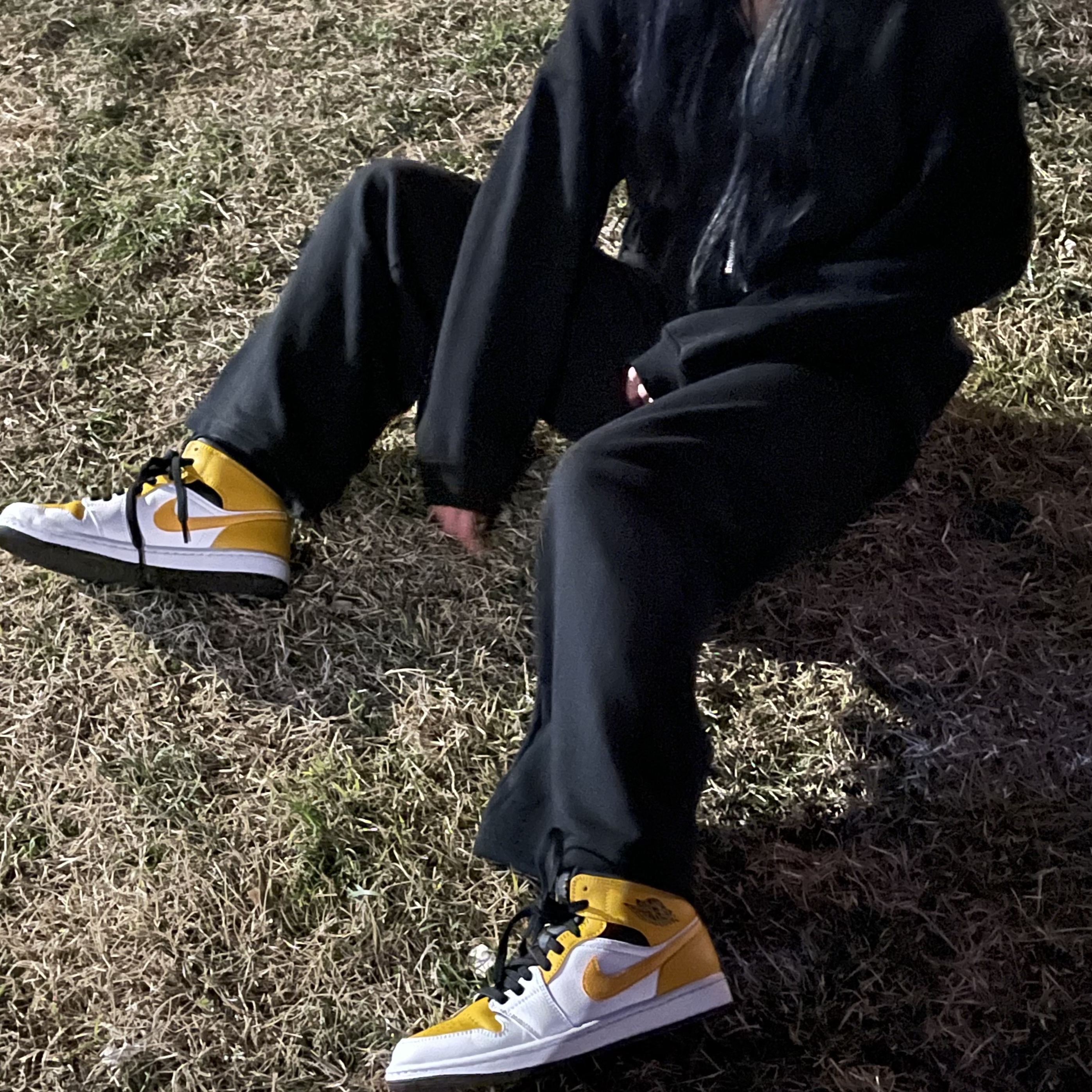 Jordan 1 Mid White University Gold 착용 스타일 - 2