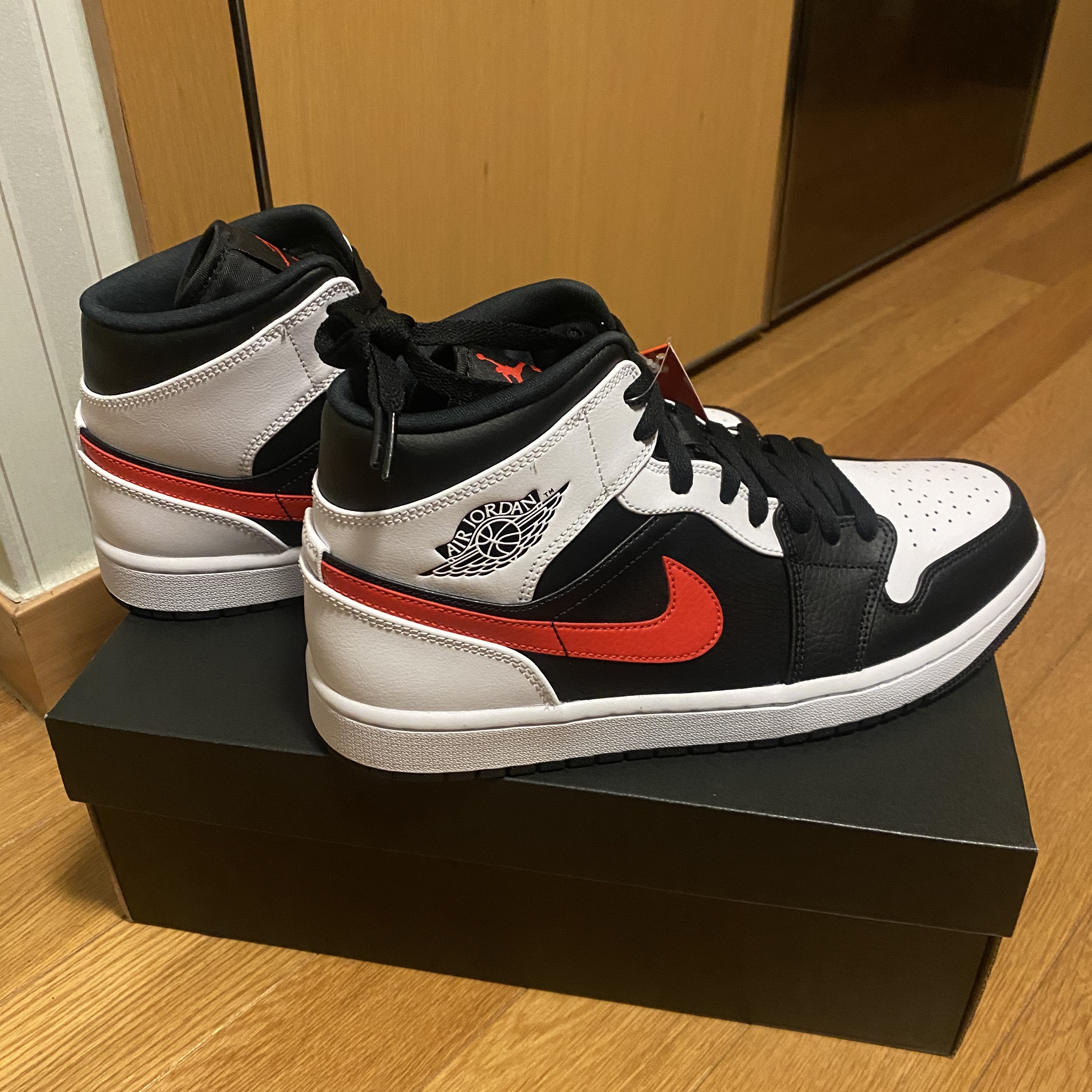 Jordan 1 Mid Black Chile Red 착용 스타일 - 1