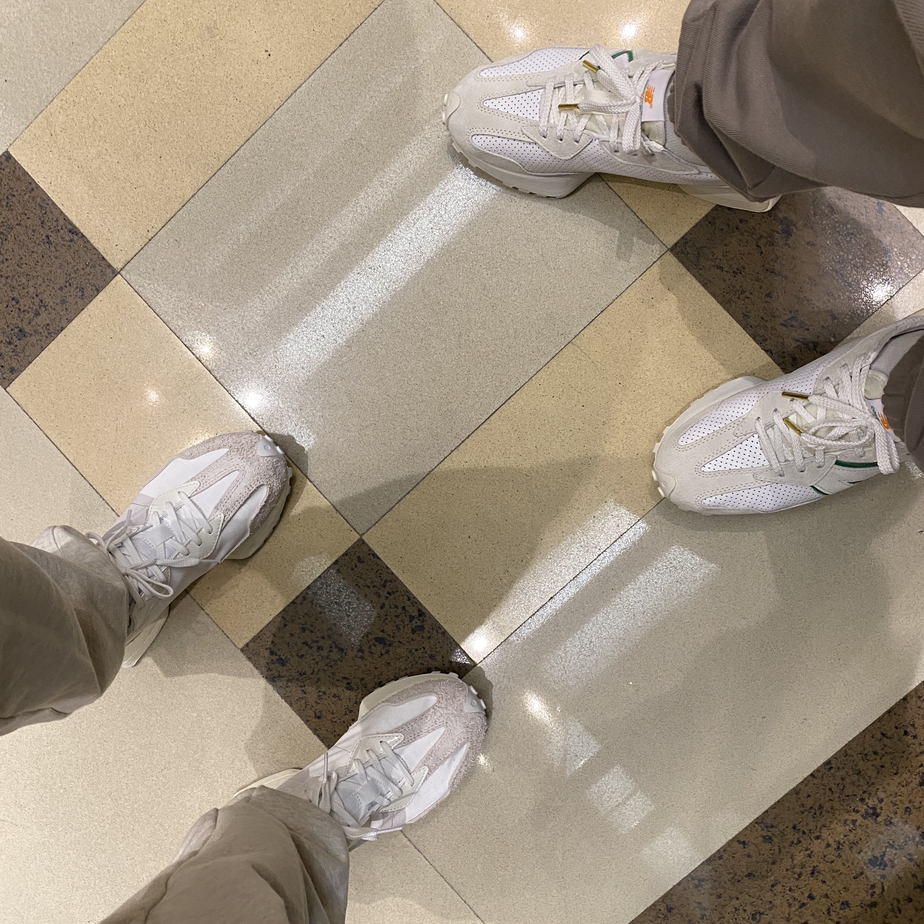 New Balance x Casablanca 327 Idealist Off White Green, (W) New Balance 327 White Moonbeam 착용 스타일 - 2