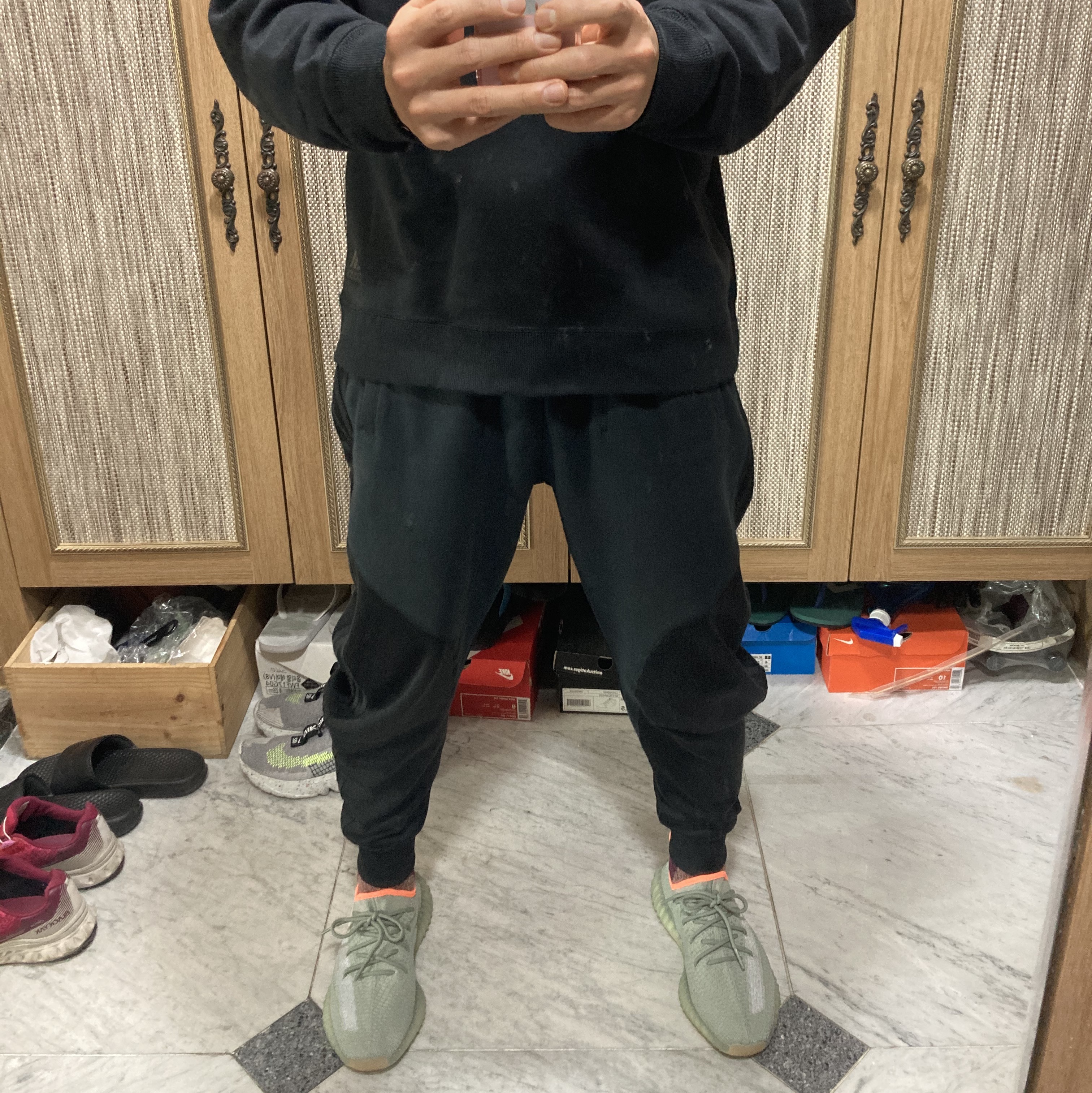 Adidas Yeezy Boost 350 V2 Desert Sage 착용 스타일