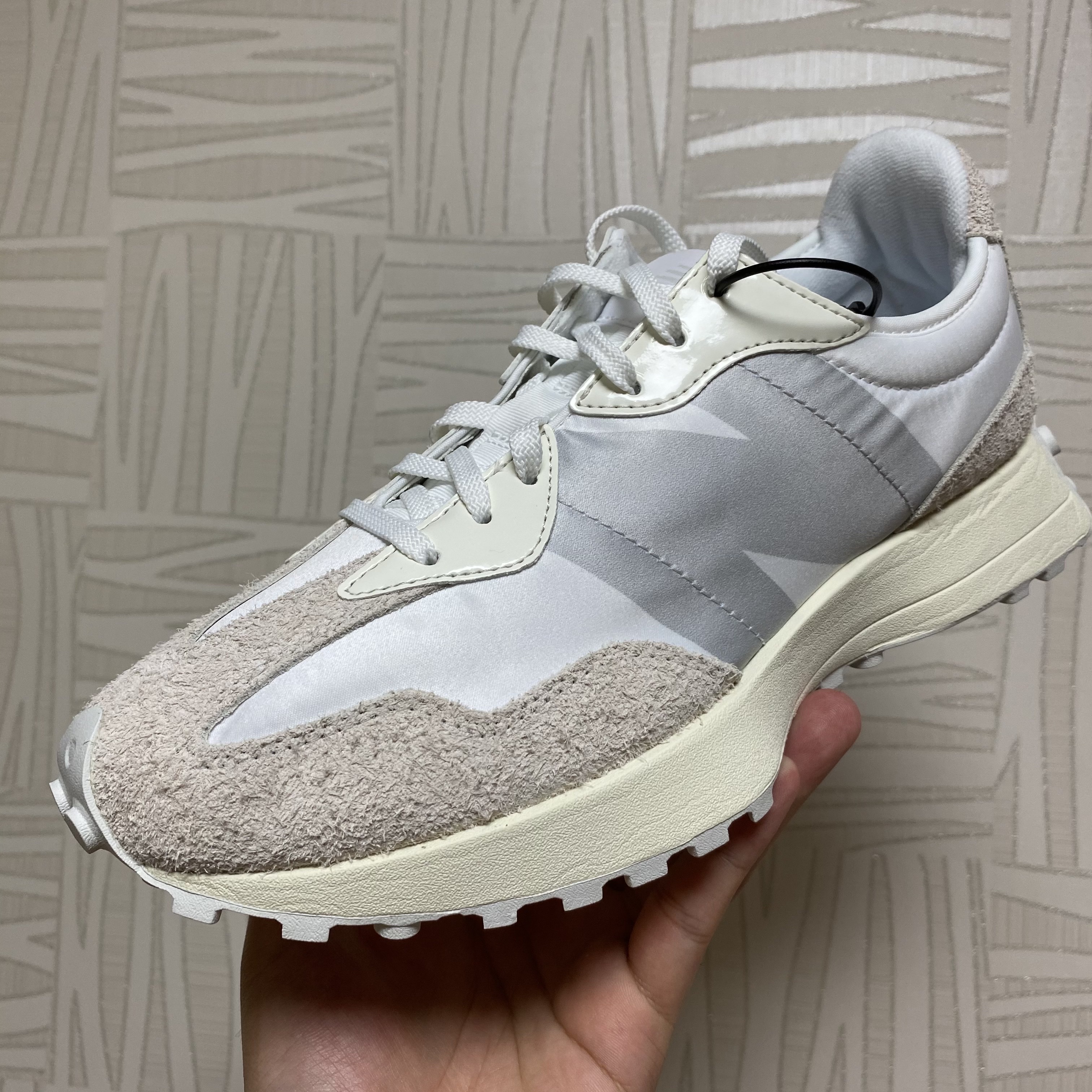 (W) New Balance 327 White Moonbeam 착용 스타일 - 2