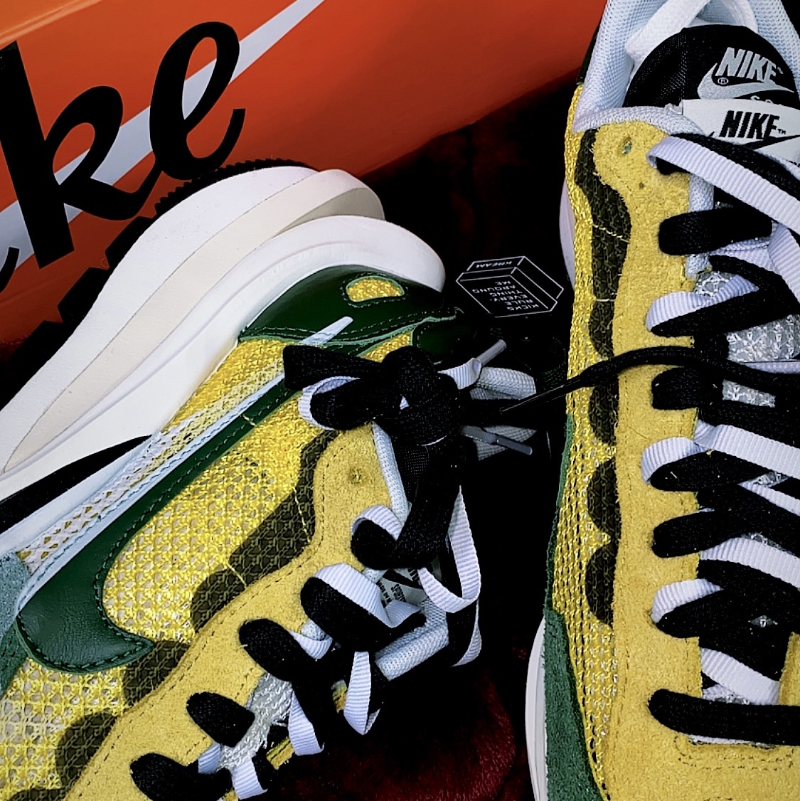 Nike x Sacai VaporWaffle Tour Yellow & Gorge Green Sail 착용 스타일 - 3