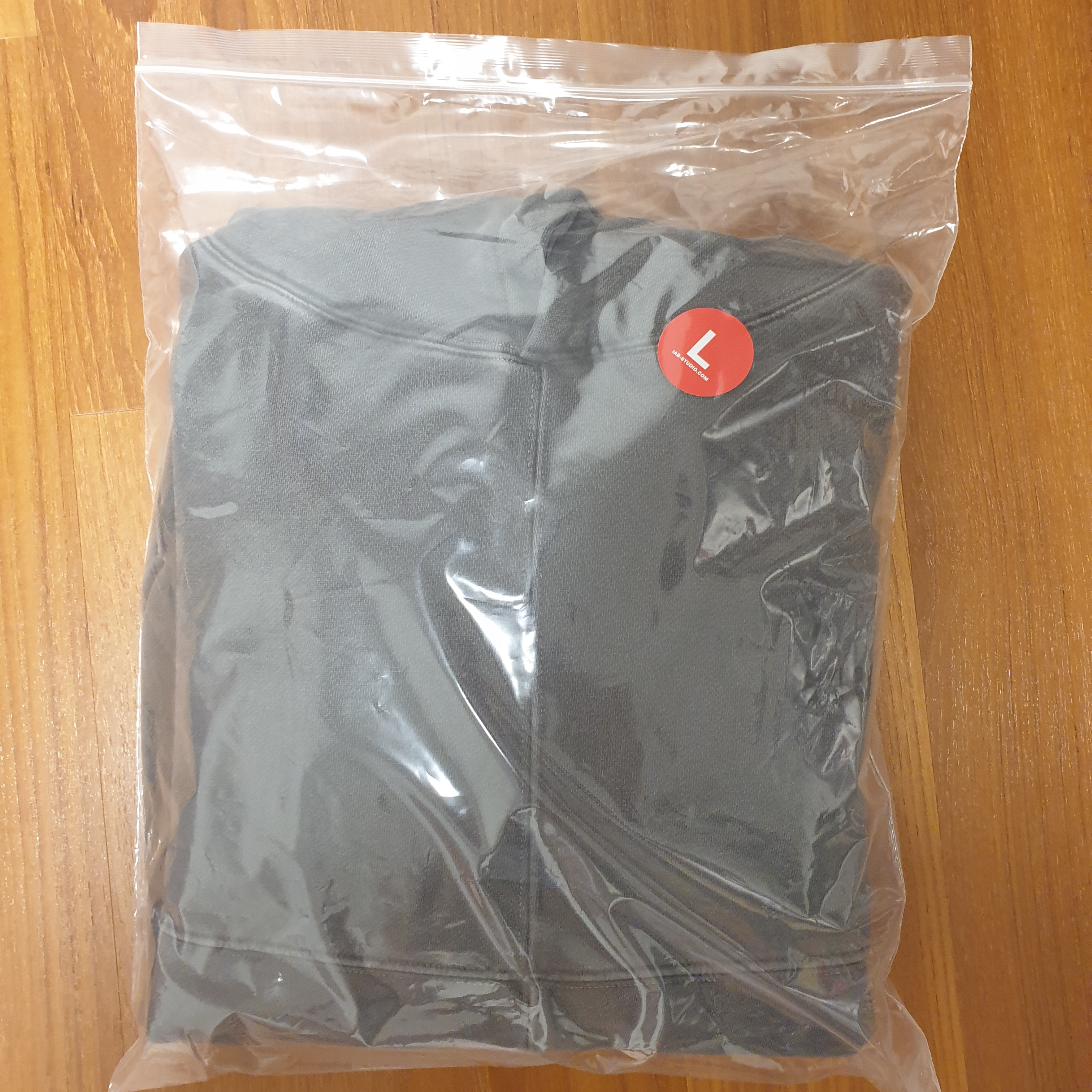 IAB Studio Blocked Pigment Hoodie Black 착용 스타일 - 3