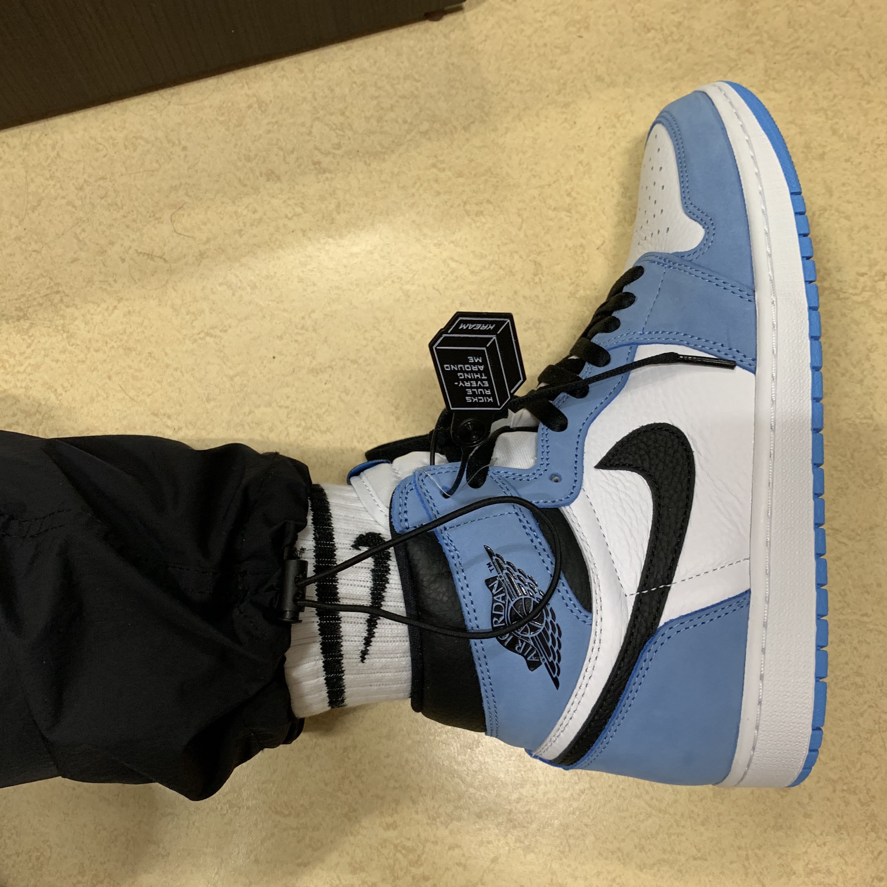 Jordan 1 Retro High OG University Blue 착용 스타일 - 2