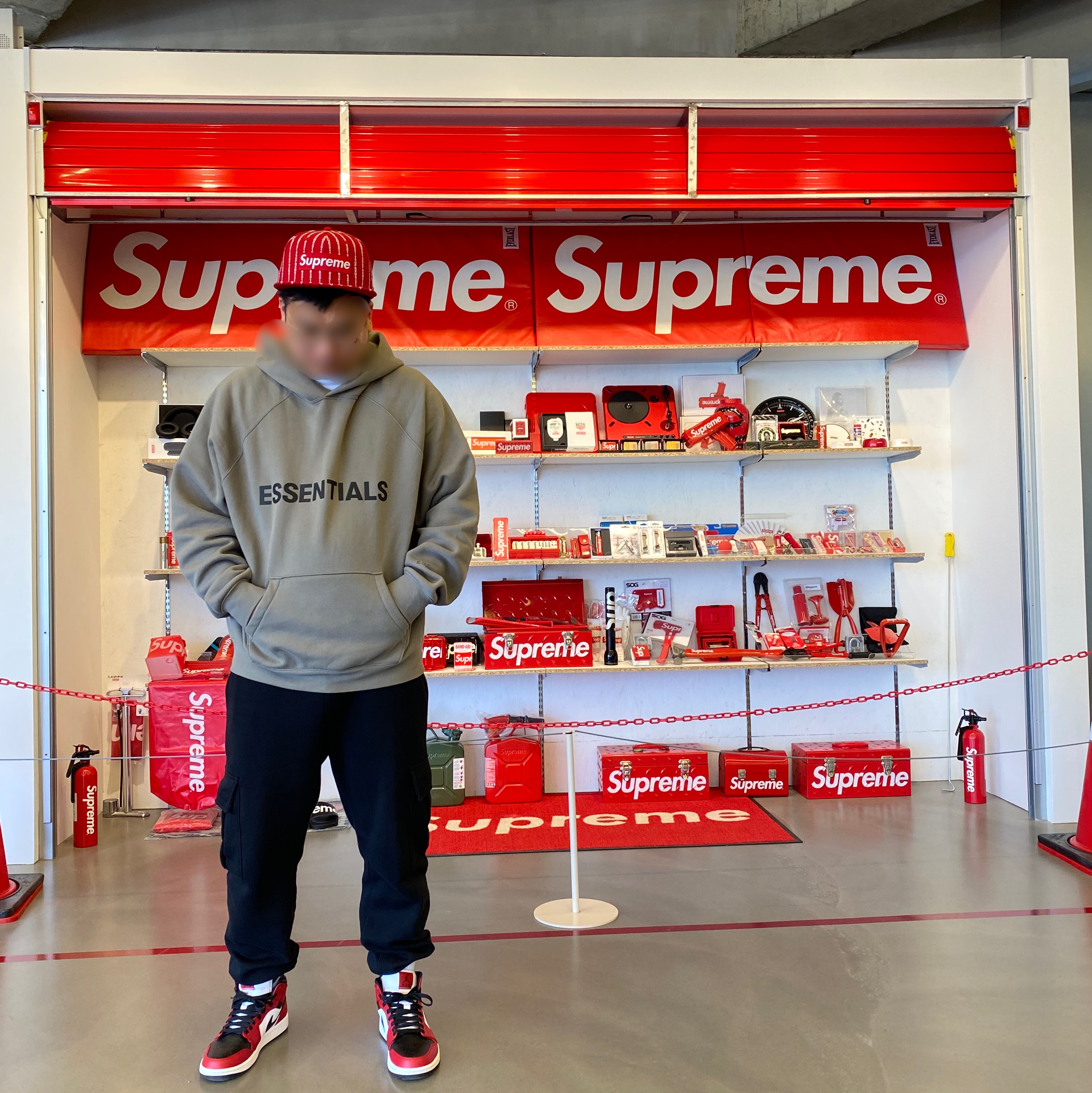Jordan 1 Mid Chicago Black Toe, Essentials 3D Silicon Applique Pullover Hoodie Cement - 20FW 착용 스타일