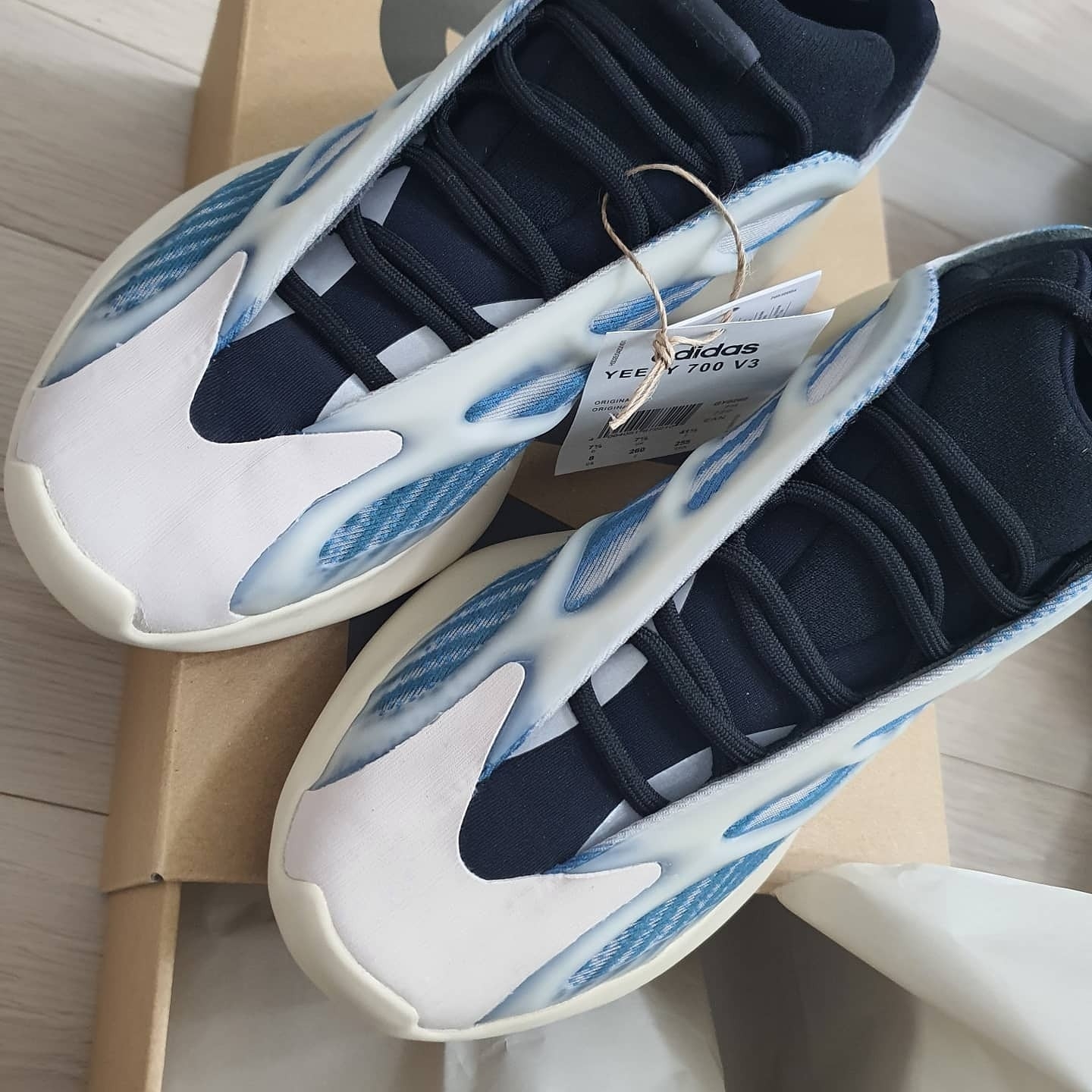 Adidas Yeezy 700 V3 Kyanite 착용 스타일 - 1