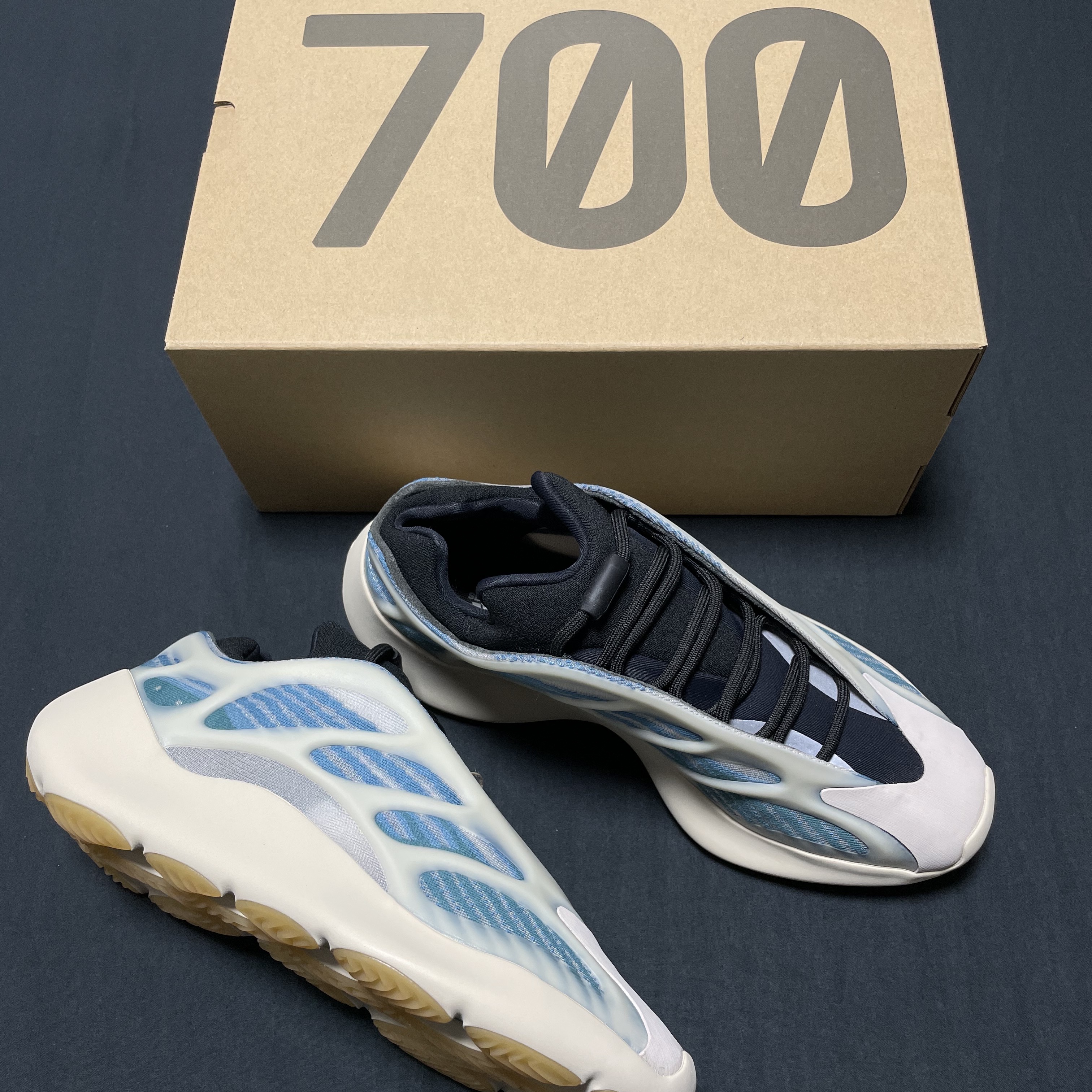 Adidas Yeezy 700 V3 Kyanite 착용 스타일