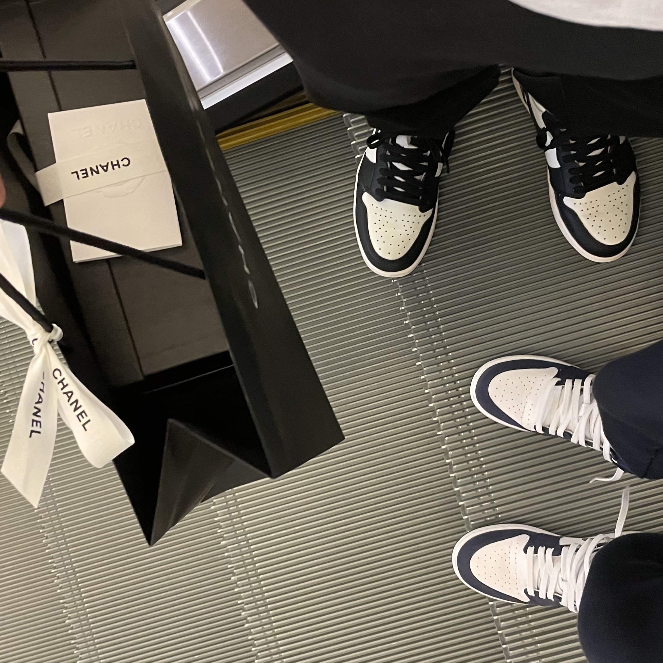 Jordan 1 Retro High OG Black Mocha, (GS) Jordan 1 Retro High OG CO.JP Midnight Navy 착용 스타일