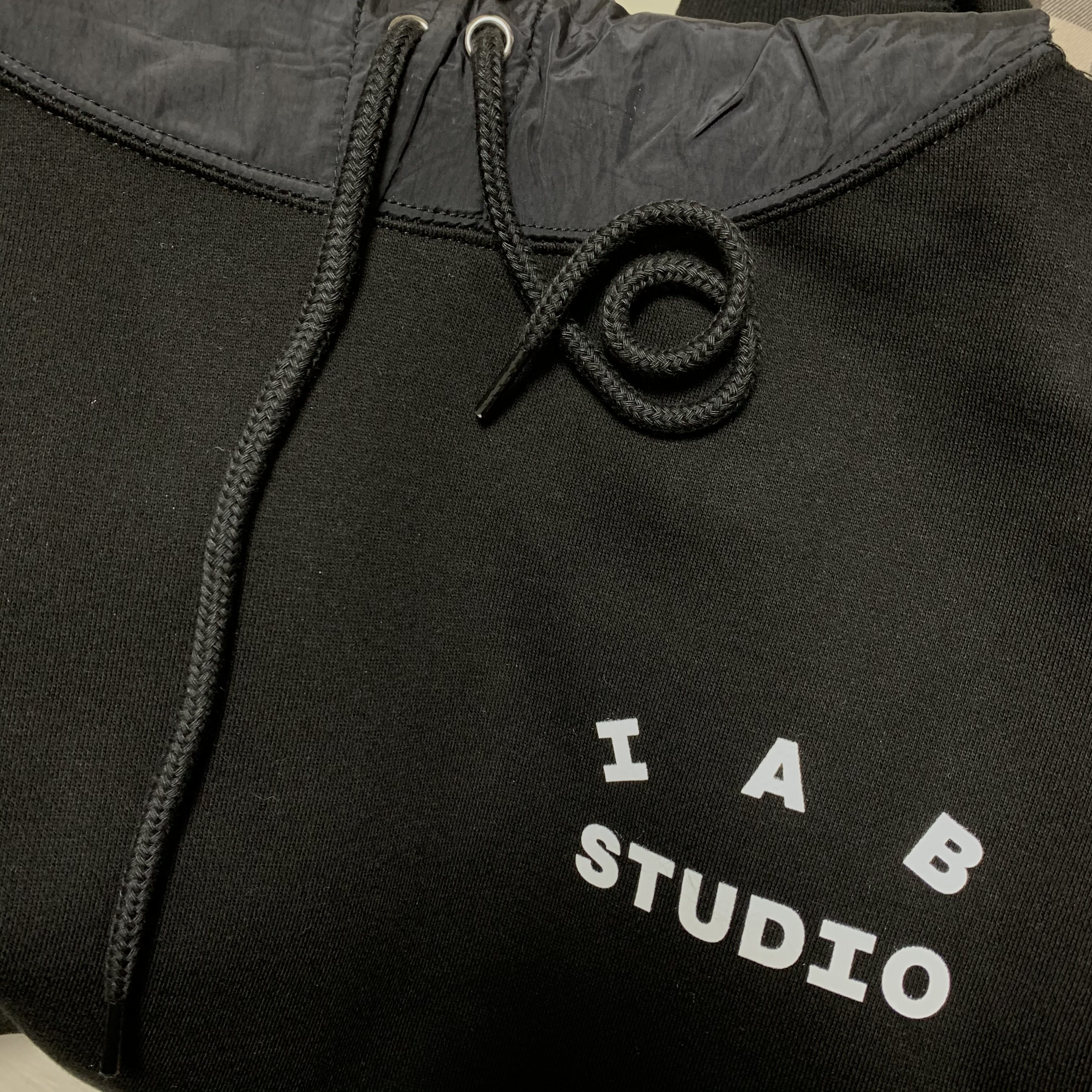 IAB Studio Woven Hoodie Black 착용 스타일 - 3