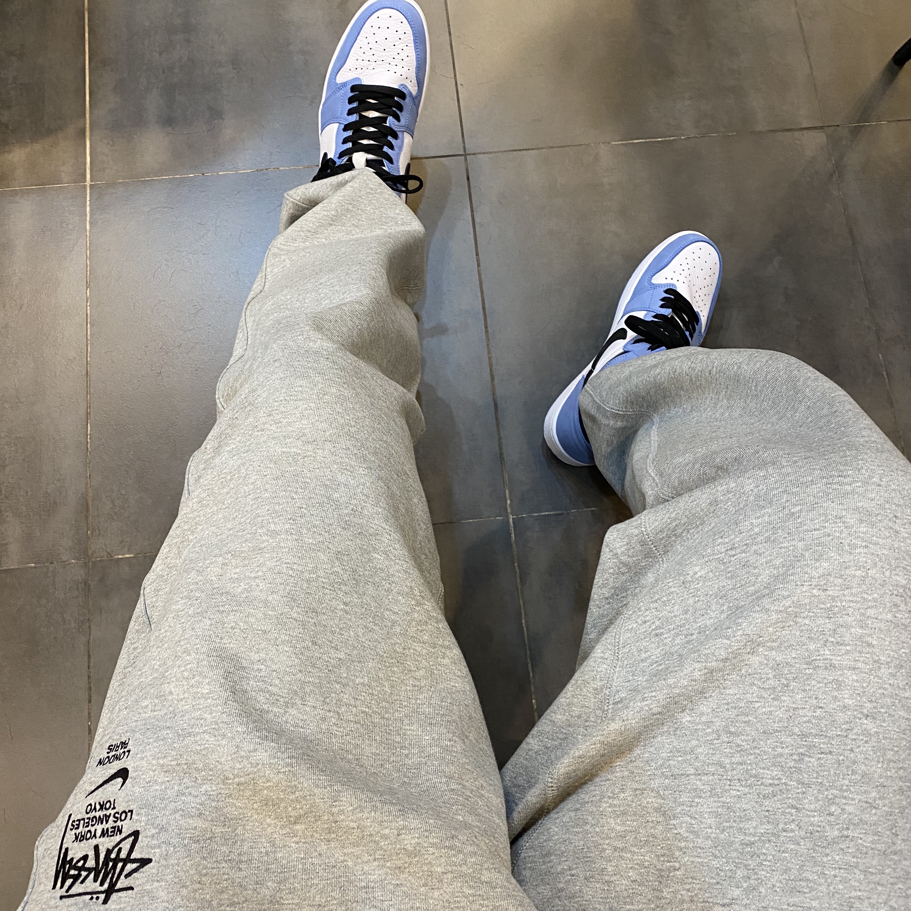 Nike x Stussy NRG ZR Fleece Pants Heather Grey - US/EU, Jordan 1 Retro High OG University Blue 착용 스타일