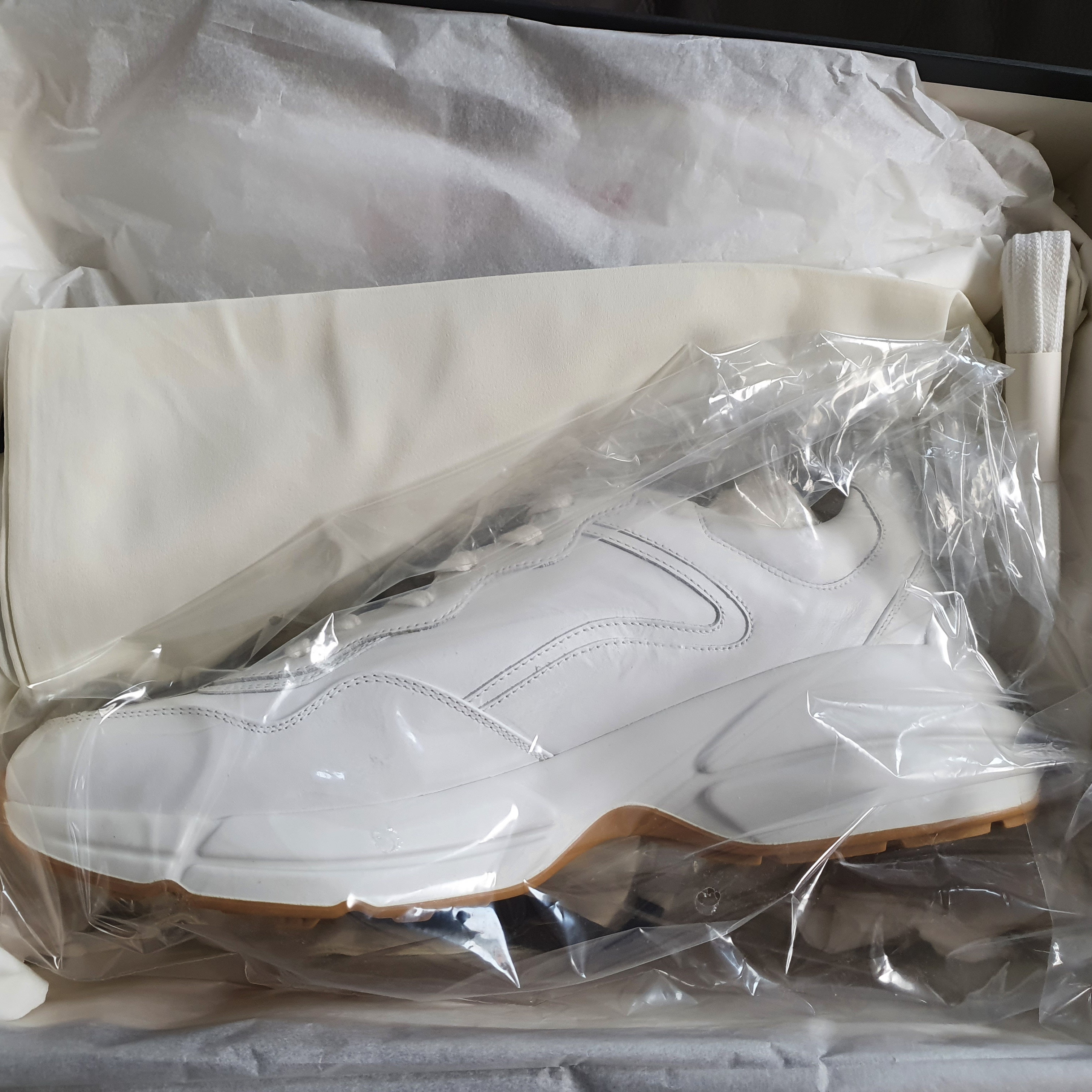 Gucci Rhyton Worldwide White 착용 스타일 - 2