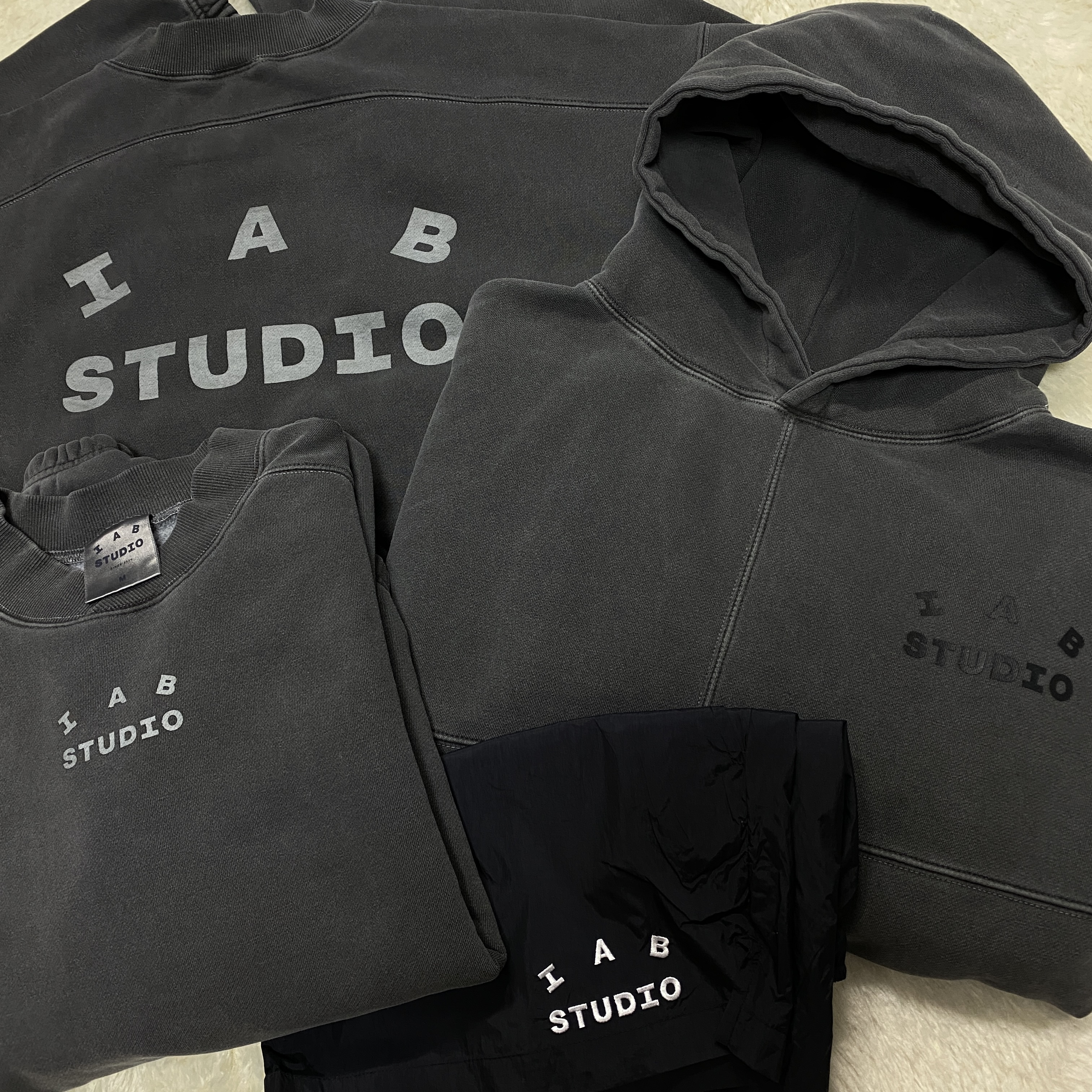 IAB Studio Blocked Pigment Hoodie Black, IAB Studio Pigment Crewneck Black 착용 스타일