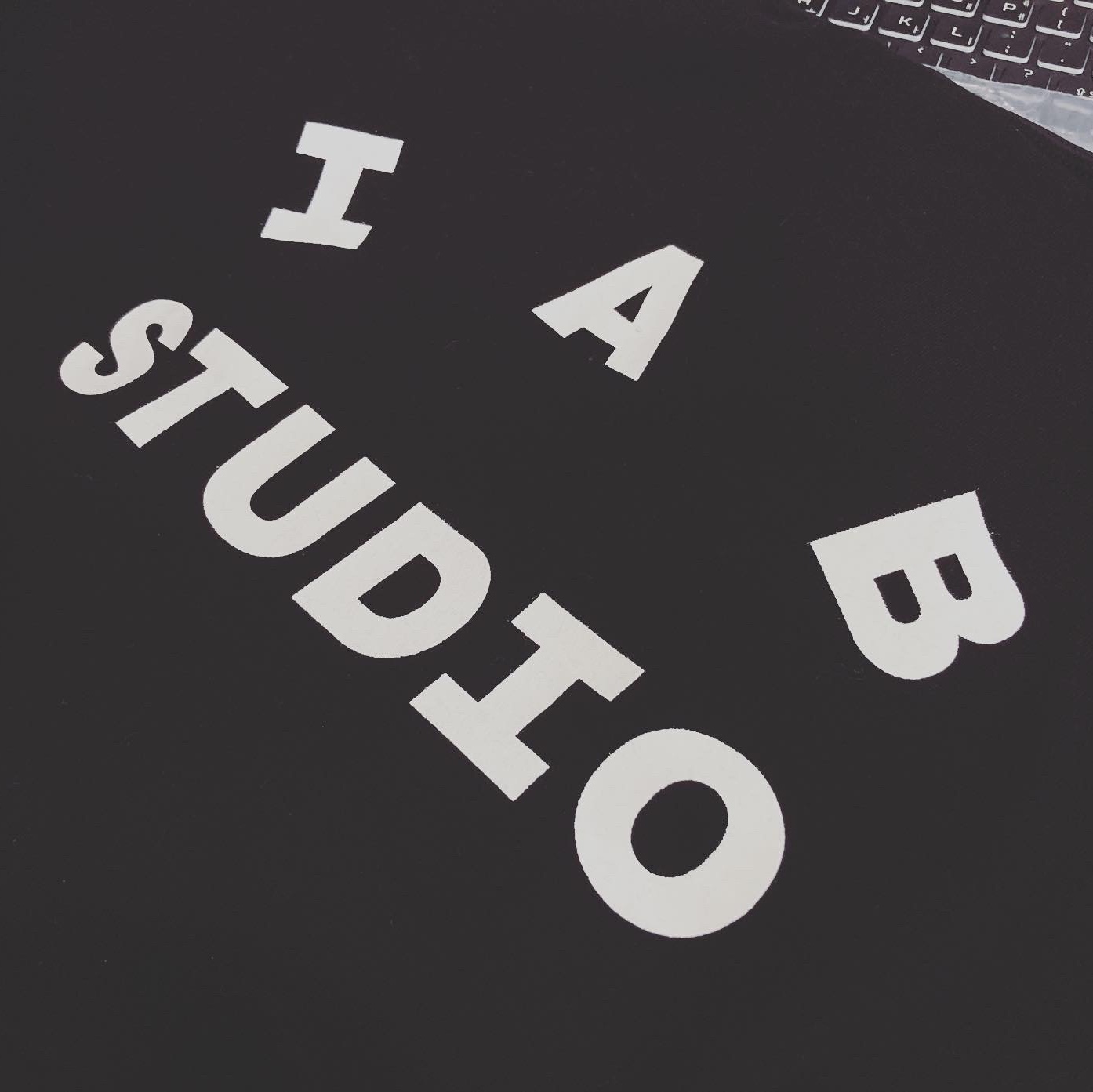 IAB Studio Woven Hoodie Black 착용 스타일 - 1