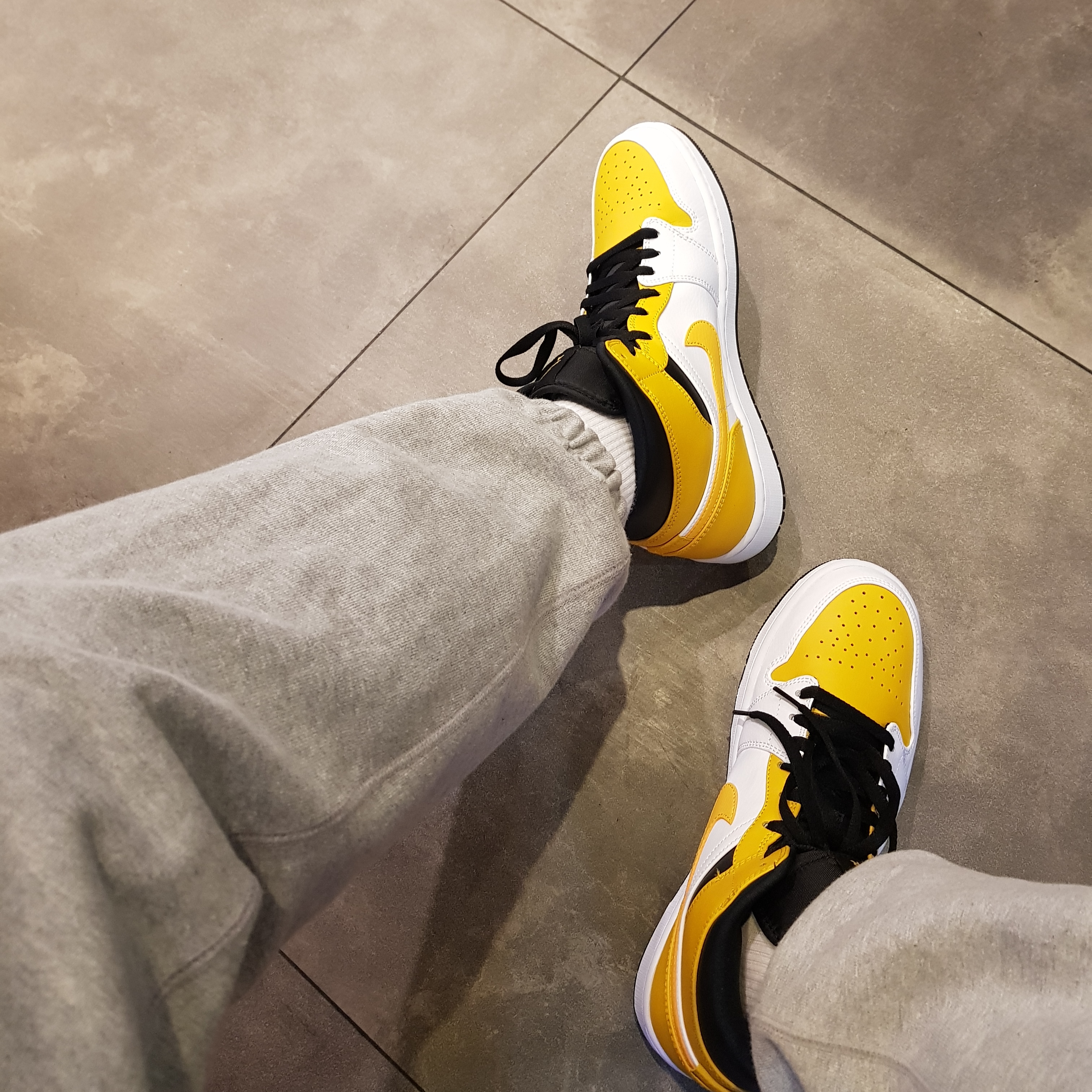 Jordan 1 Mid White University Gold 착용 스타일