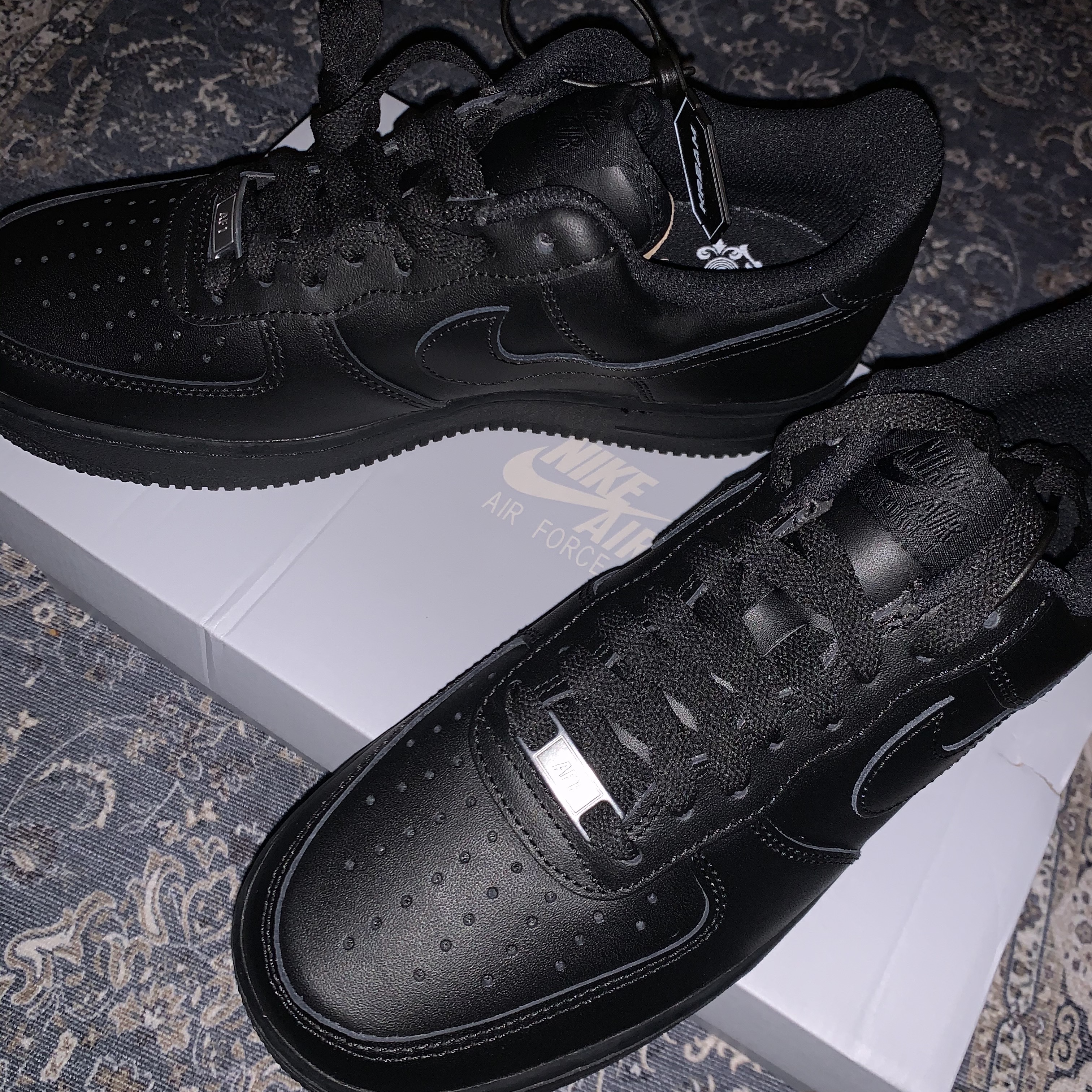 Nike Air Force 1 '07 Low Triple Black 착용 스타일