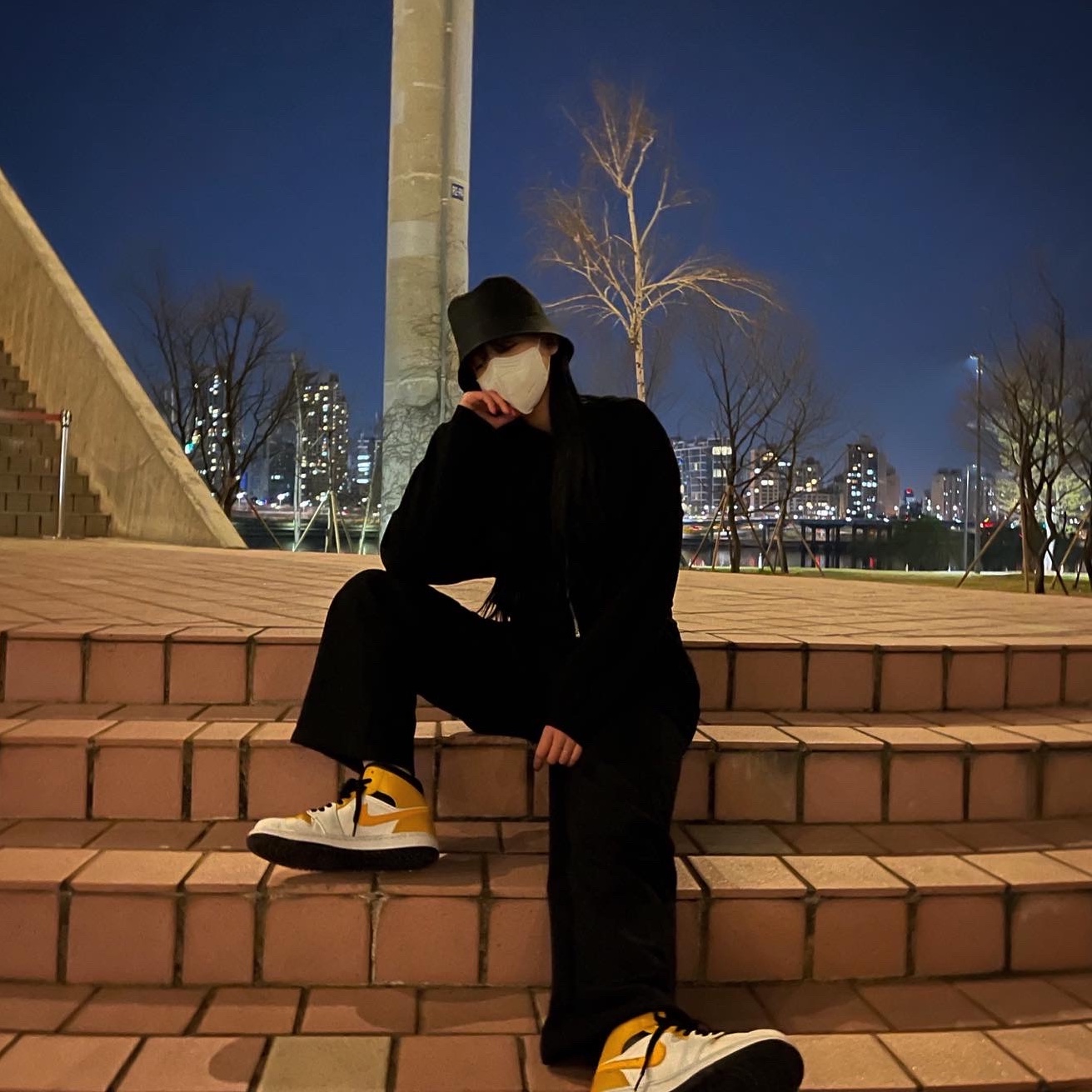 Jordan 1 Mid White University Gold 착용 스타일 - 1