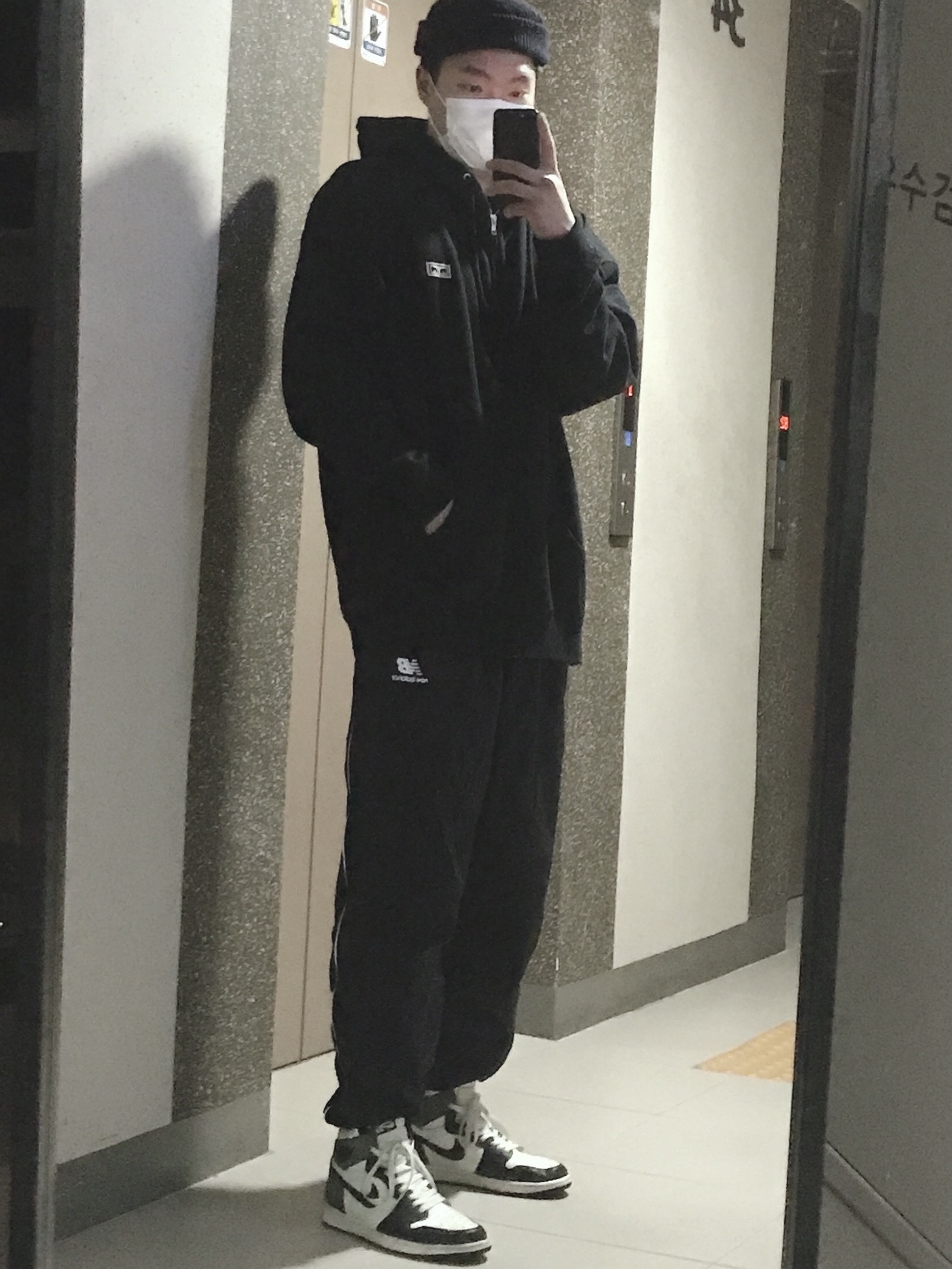 Jordan 1 Retro High OG Black Mocha 착용 스타일 - 2