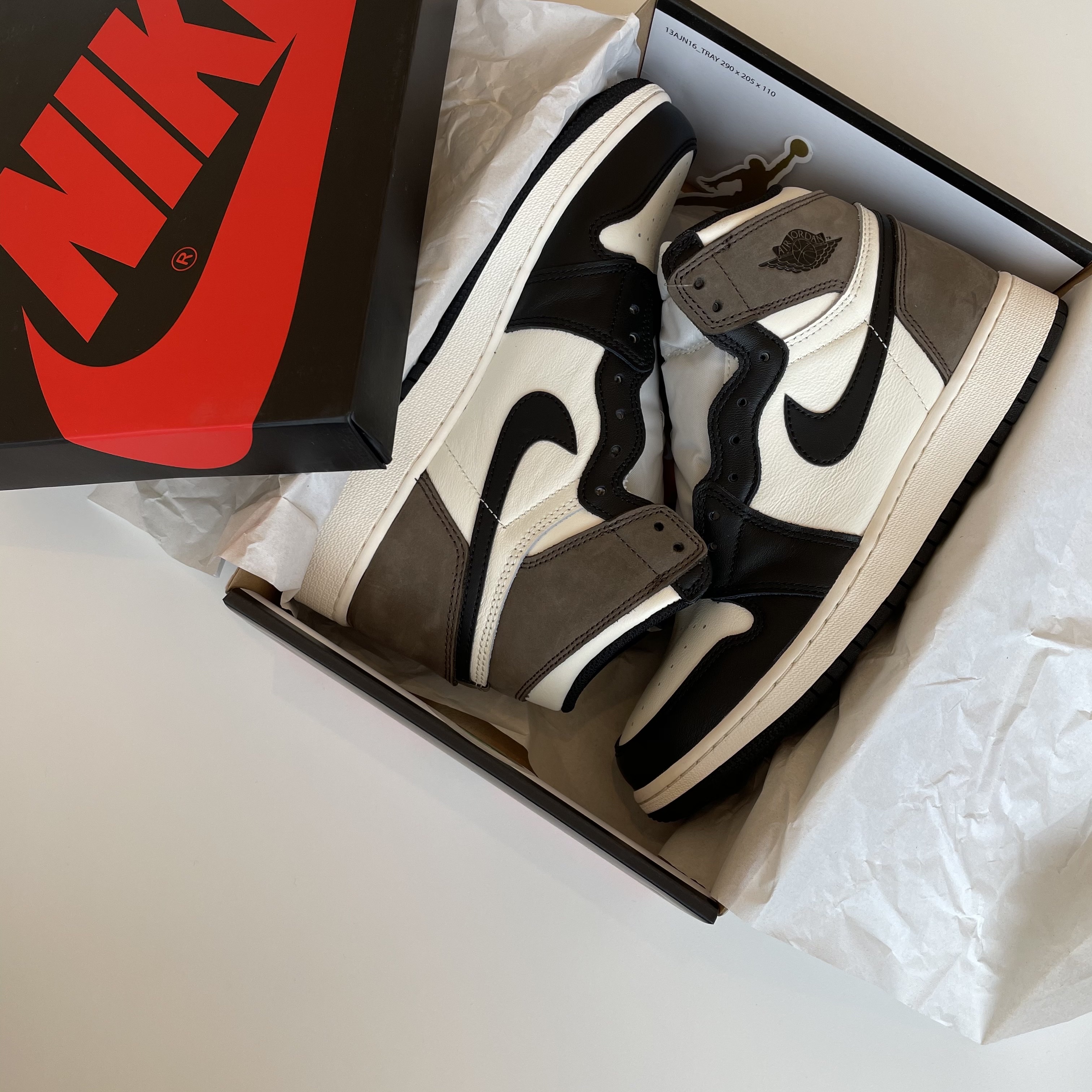 (GS) Jordan 1 Retro High OG Black Mocha 착용 스타일
