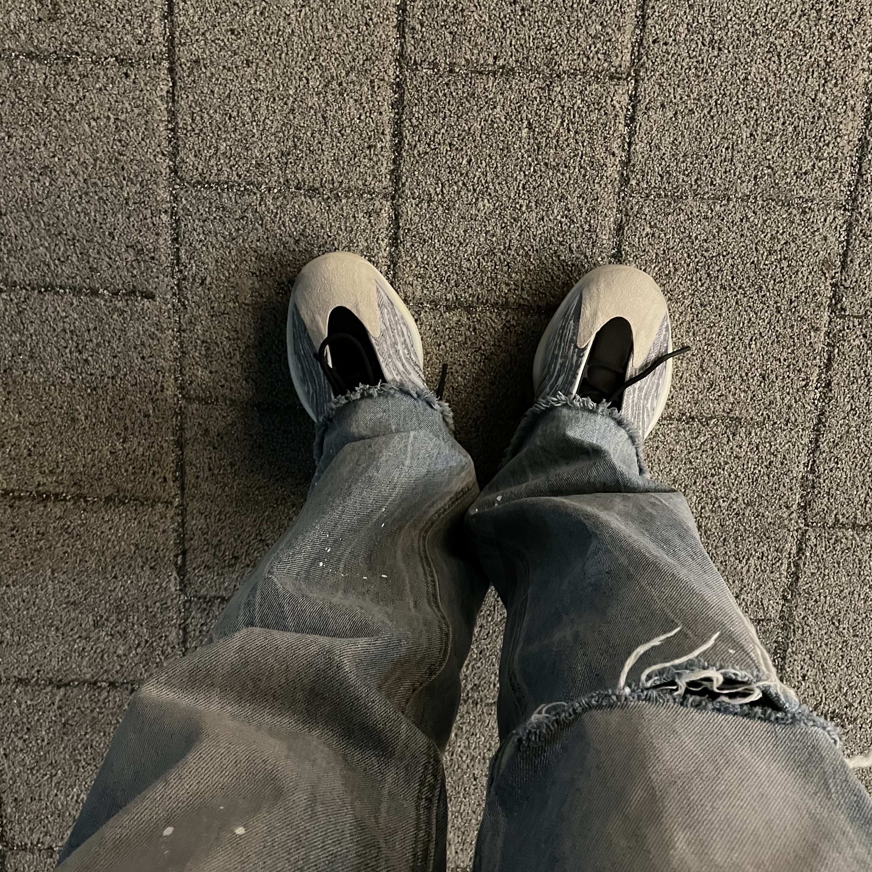 Adidas Yeezy QNTM Lifestyle 착용 스타일