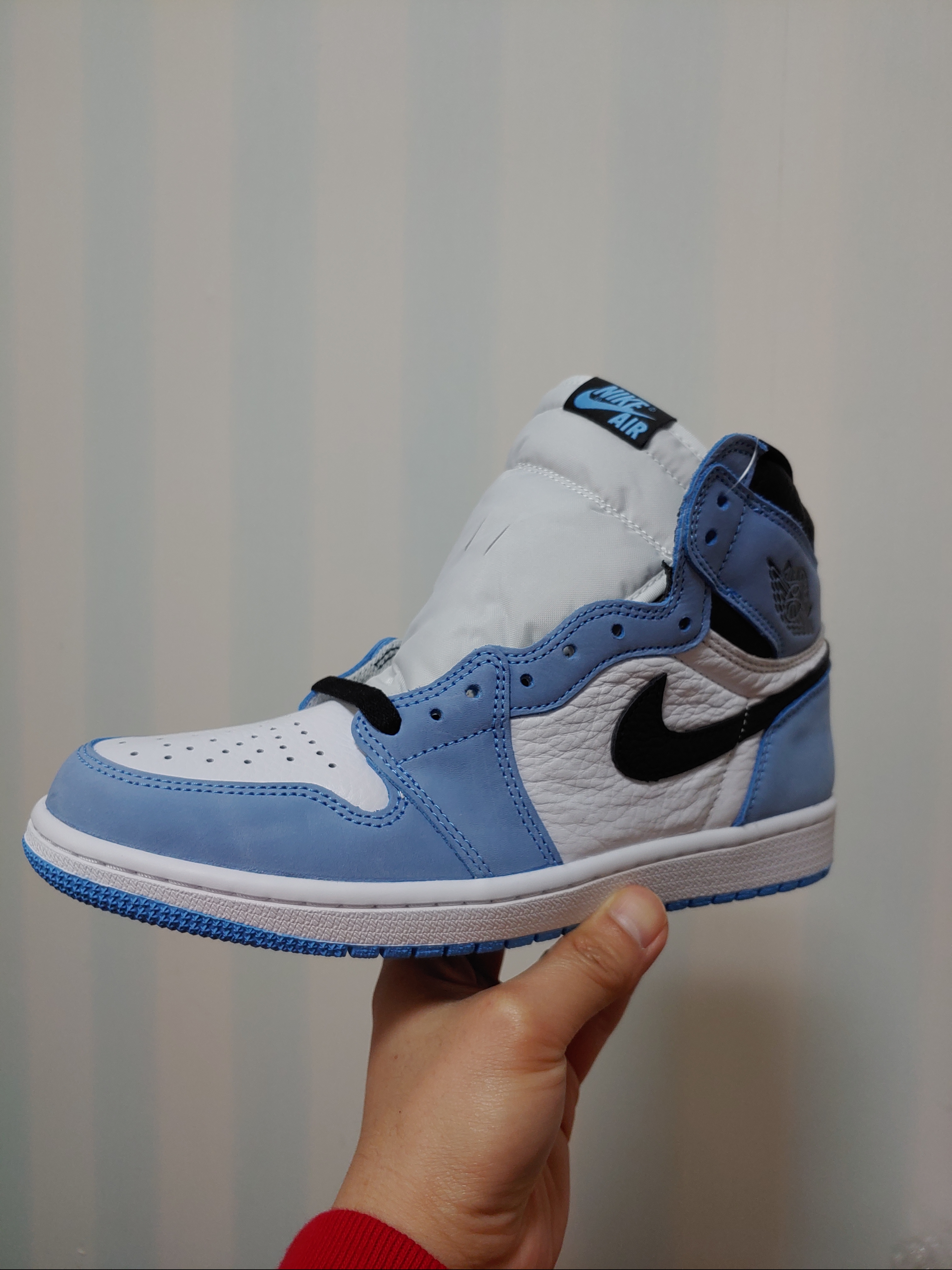 Jordan 1 Retro High OG University Blue 착용 스타일 - 2