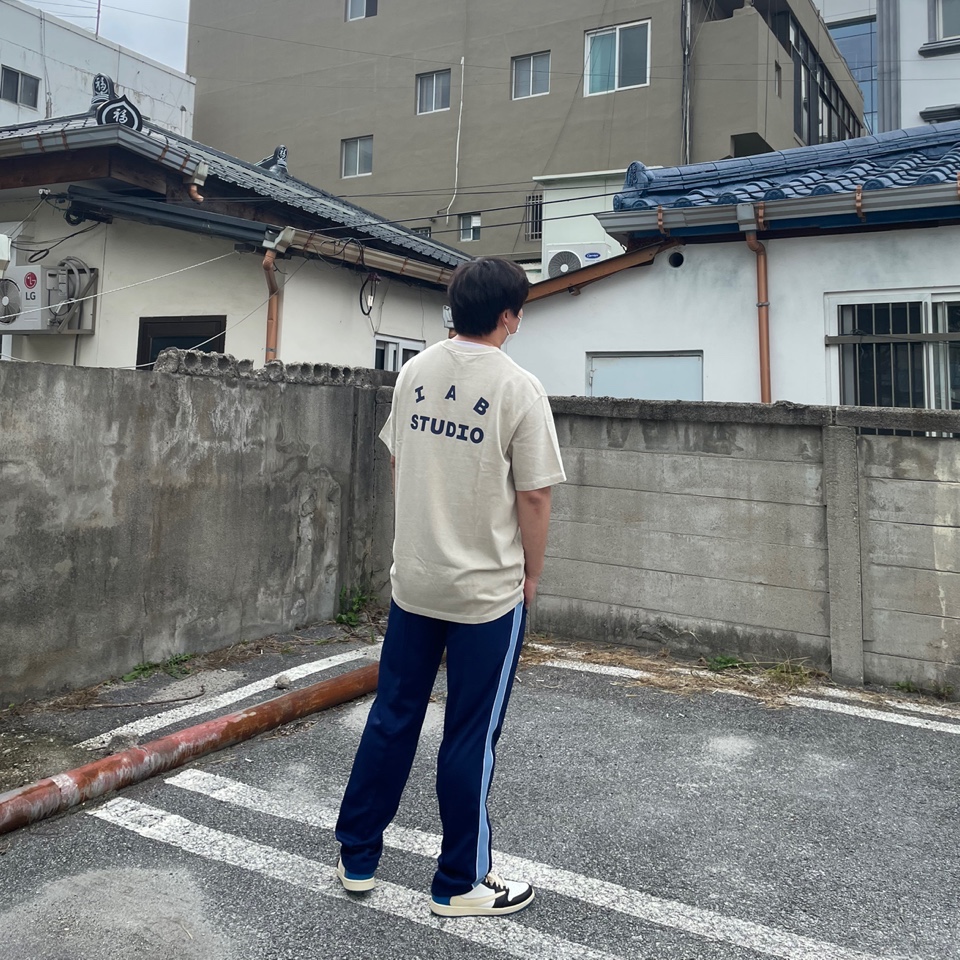 IAB Studio Pigment T-Shirt Oatmeal, IAB Studio Track Pants Navy - 21SS 착용 스타일 - 1