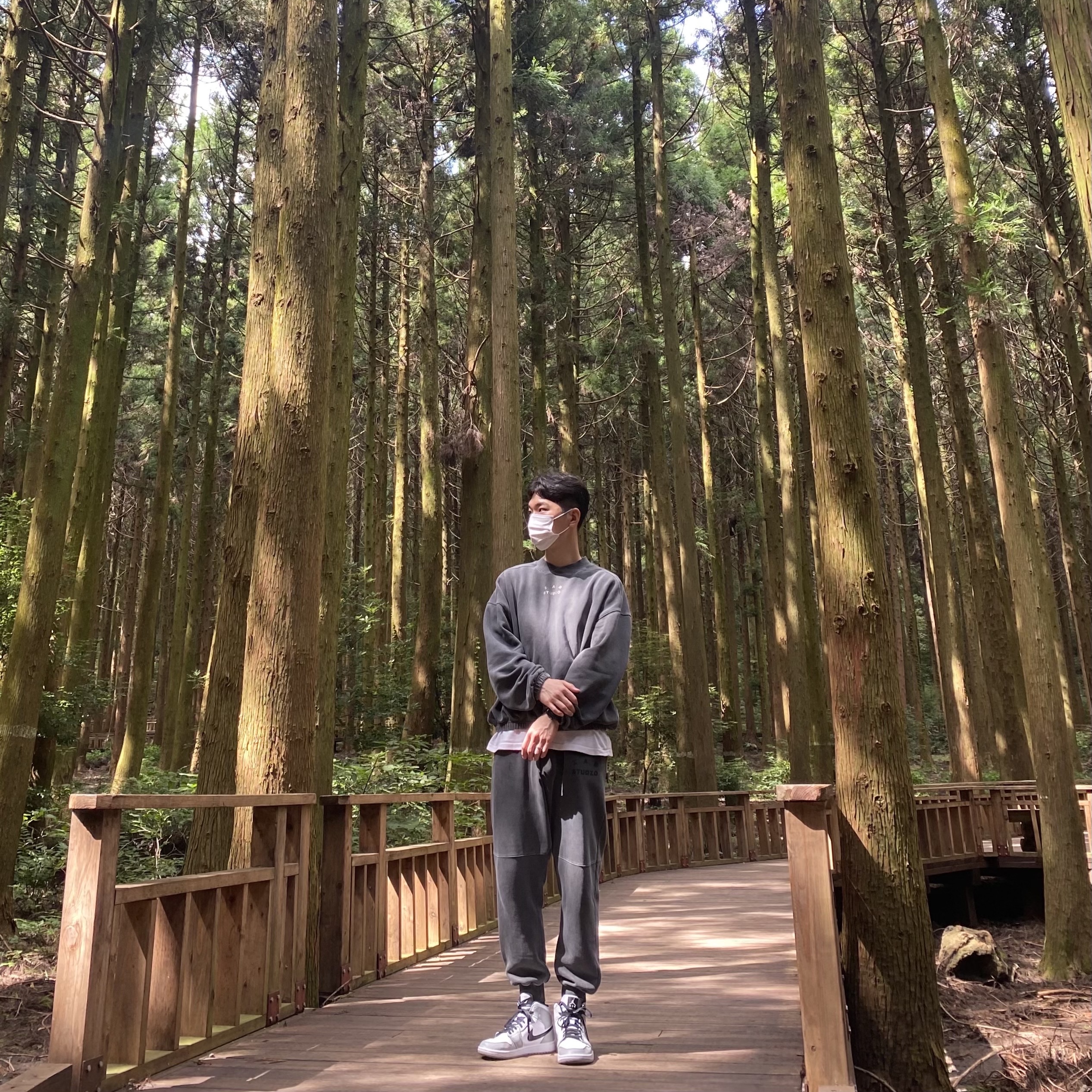 Jordan 1 Mid Light Smoke Grey, IAB Studio Pigment Crewneck Black 착용 스타일