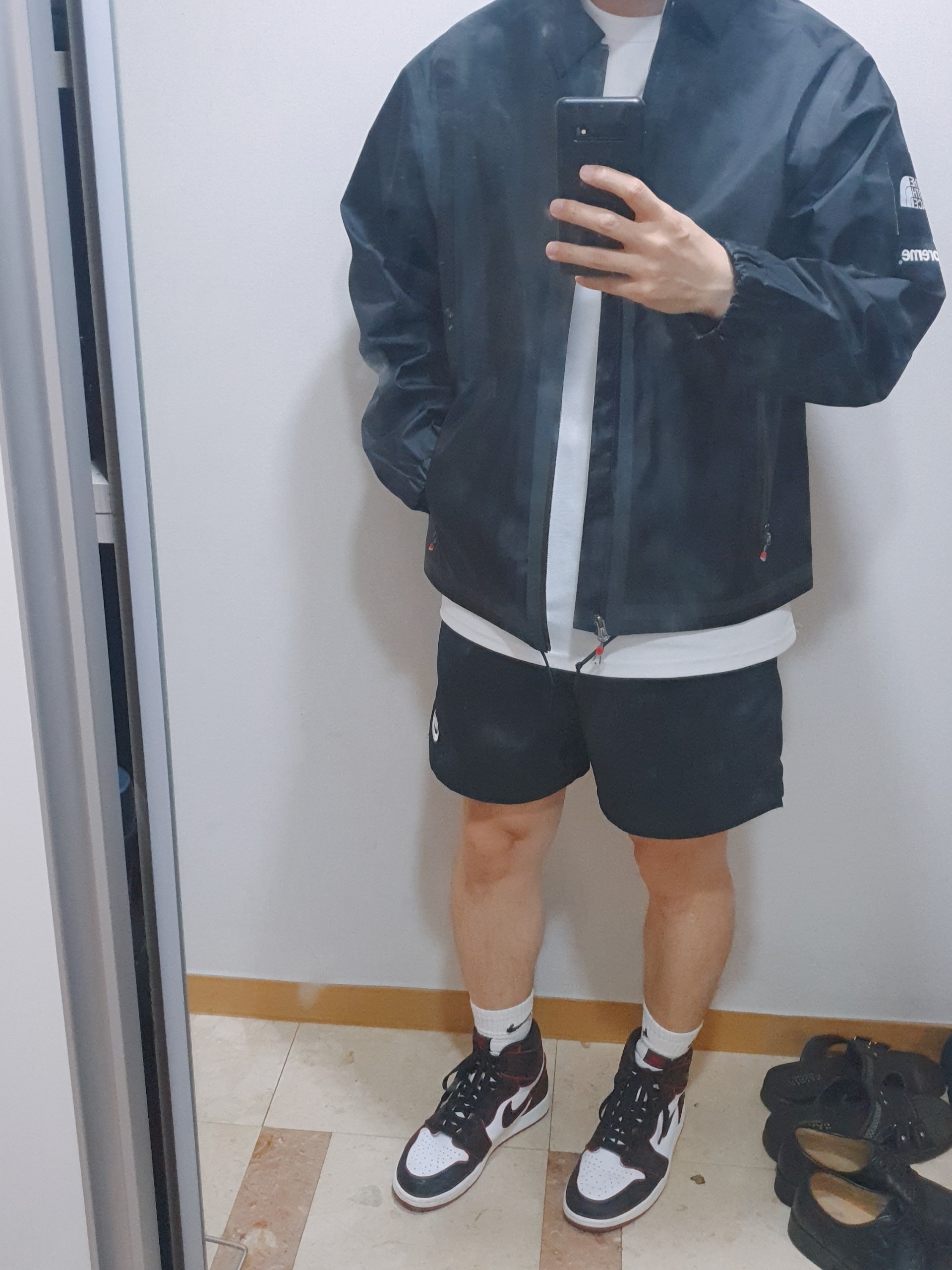 Supreme x The North Face Summit Series Outer Tape Seam Coaches Jacket Black - 21SS, Jordan 1 Retro High OG Bloodline 착용 스타일