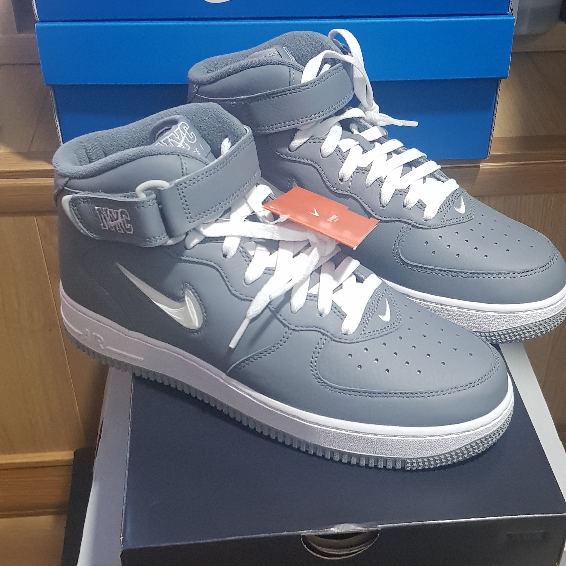 Nike Air Force 1 Mid QS NYC Cool Grey 착용 스타일 - 1