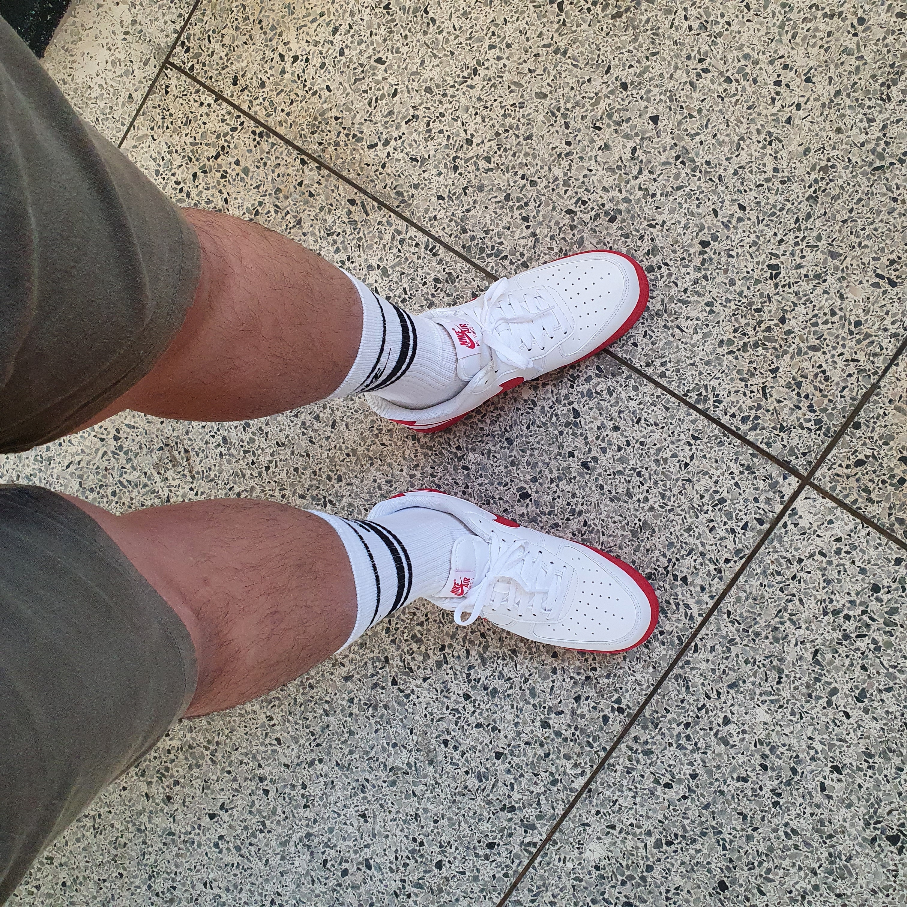 Nike Air Force 1 Low White Red Midsole 착용 스타일