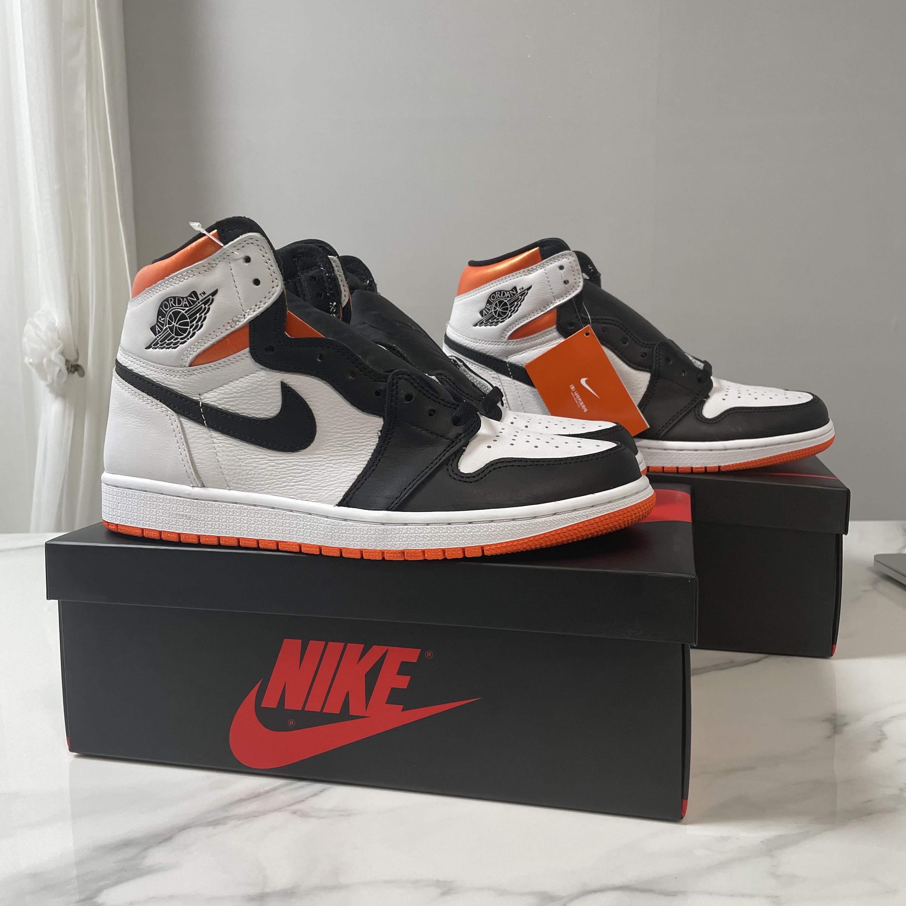 Jordan 1 Retro High OG Electro Orange 착용 스타일 - 3