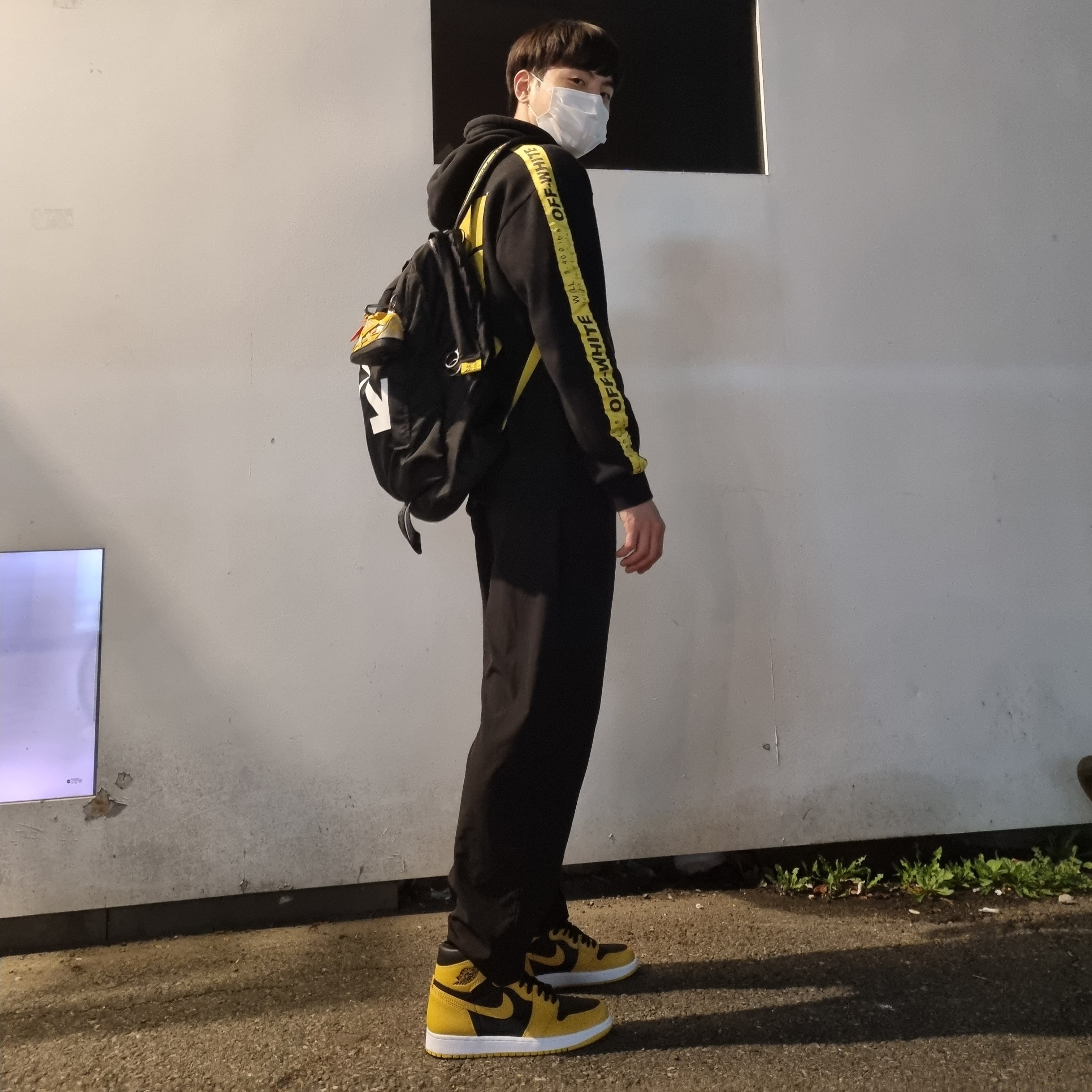 Jordan 1 Retro High OG Pollen, (TD) Nike x Off-White Air Rubber Dunk University Gold 착용 스타일