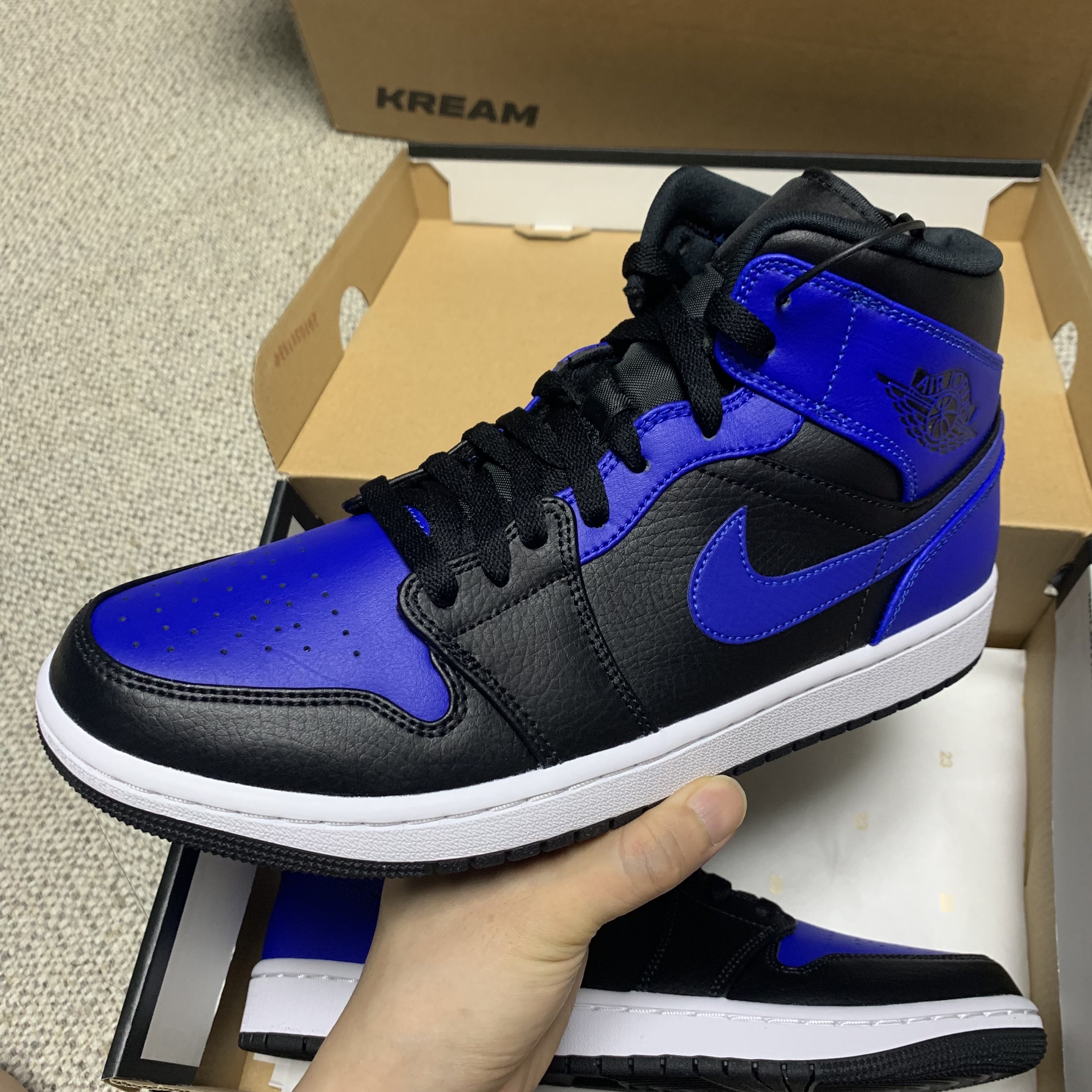 Jordan 1 Mid Black Hyper Royal 착용 스타일 - 1