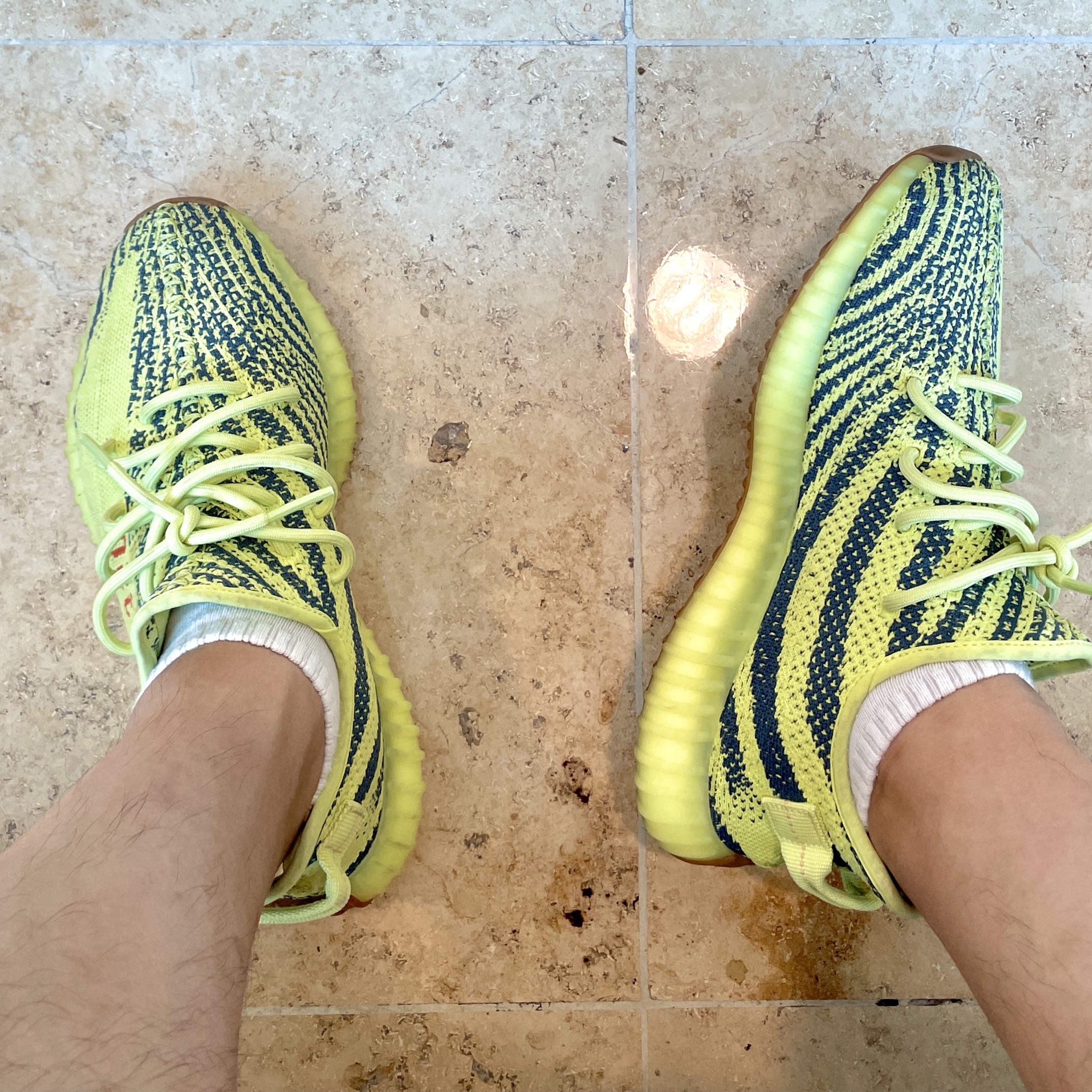 Adidas Yeezy Boost 350 V2 Semi Frozen Yellow 착용 스타일