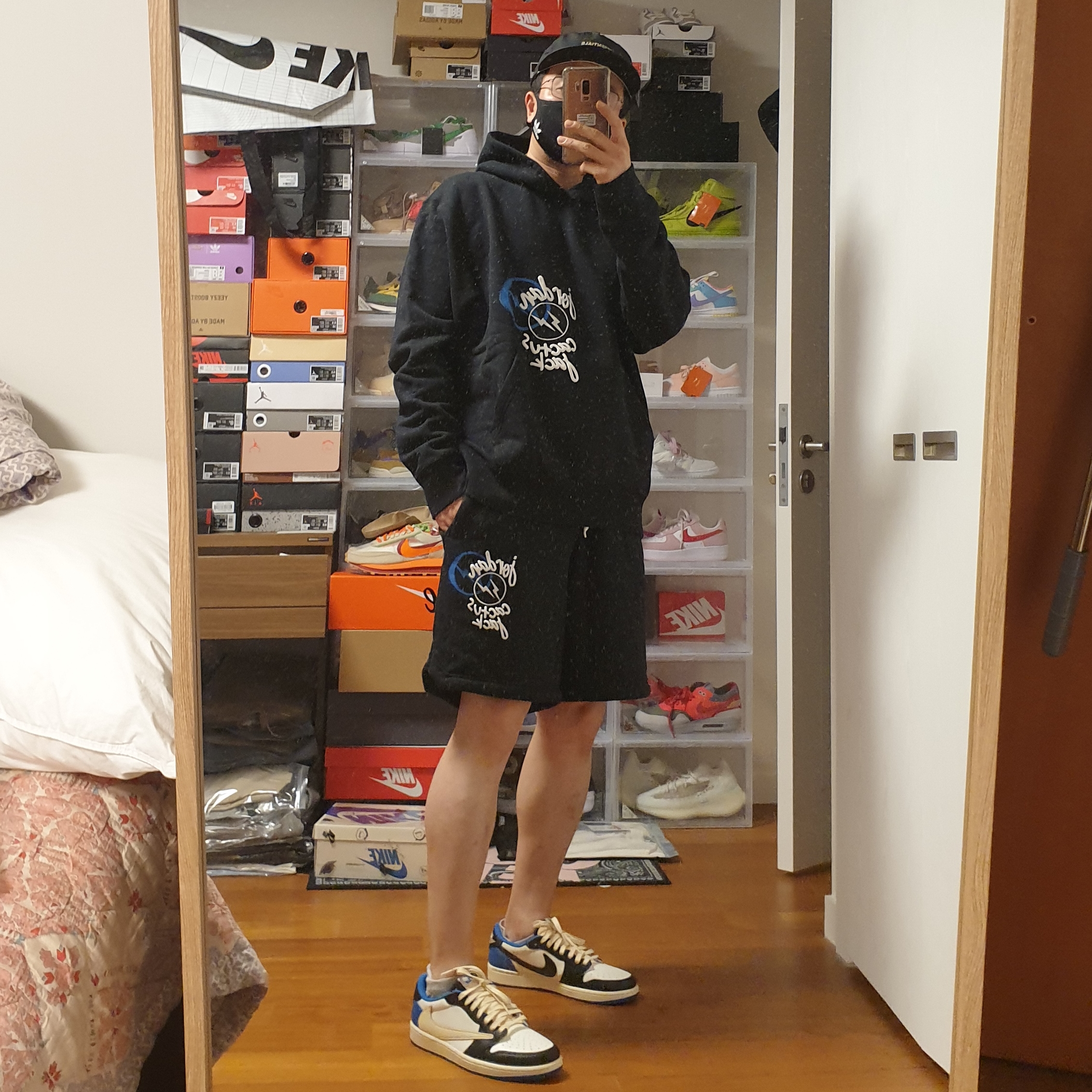 Jordan 1 x Travis Scott x Fragment Retro Low OG SP Military Blue, Jordan x Travis Scott x Fragment Hoodie Black (DJ0615-010) 착용 스타일 - 1