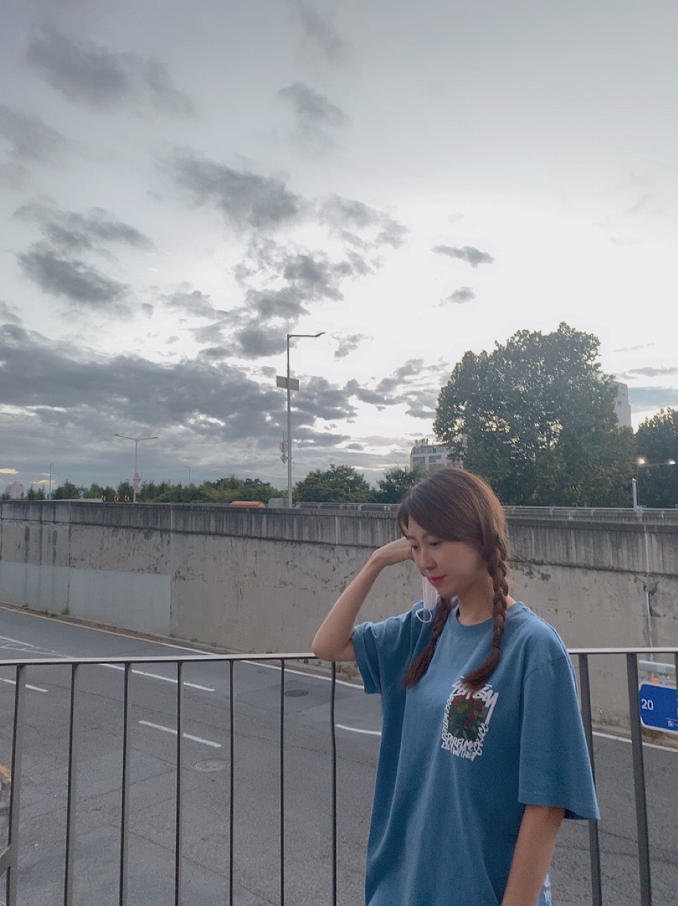 Stussy Camellias Pig. Dyed T-Shirt Blue, (W) Nike Air Force 1 '07 LX Photochromic 착용 스타일 - 3