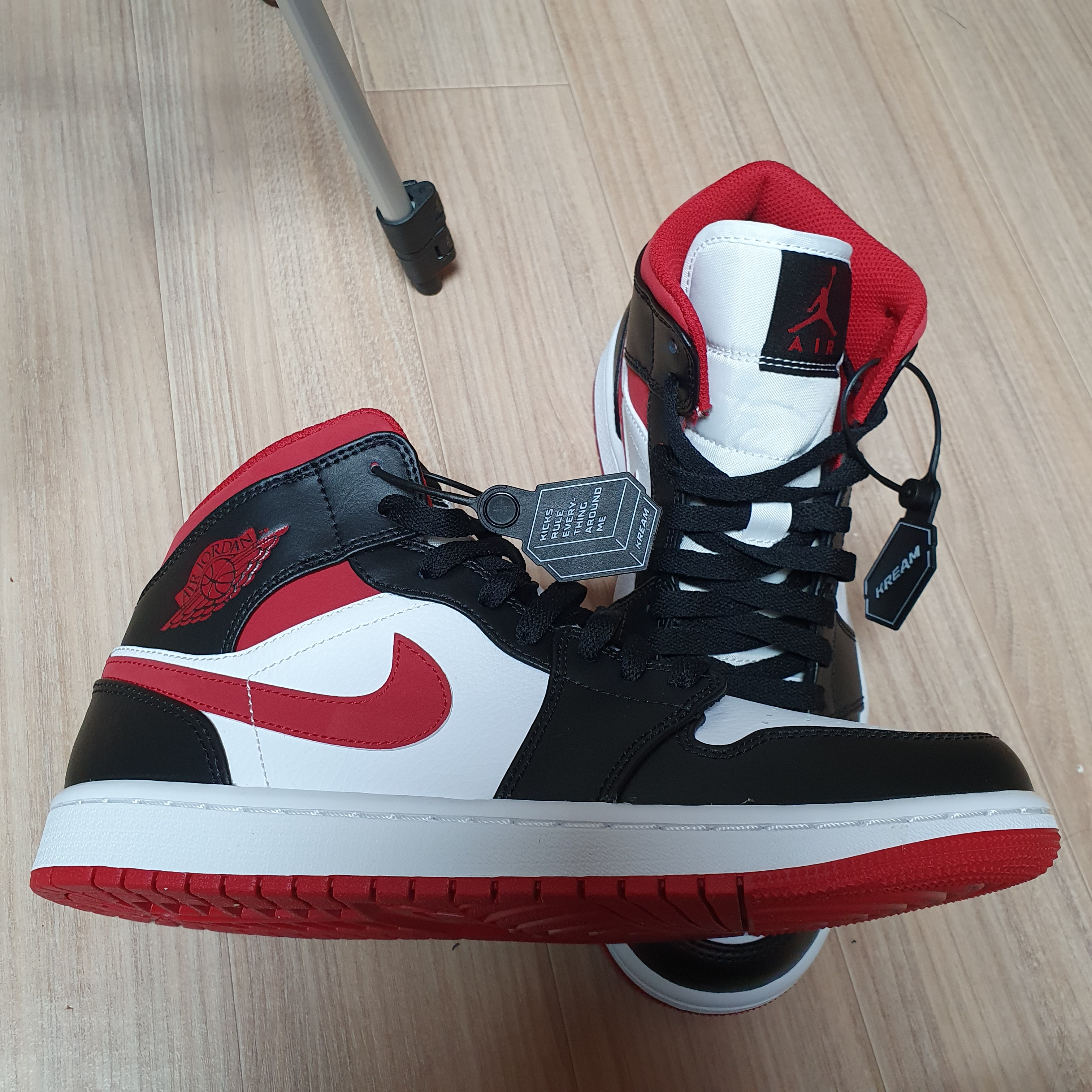 Jordan 1 Mid Gym Red Black White 착용 스타일